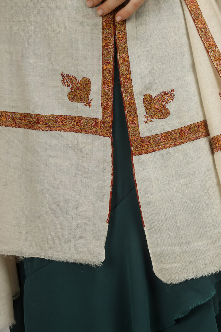 Khiza White Hashidaar Embroidery Sozni Pashmina Shawl Khiza White Hashidaar Embroidery Sozni Pashmina Shawl