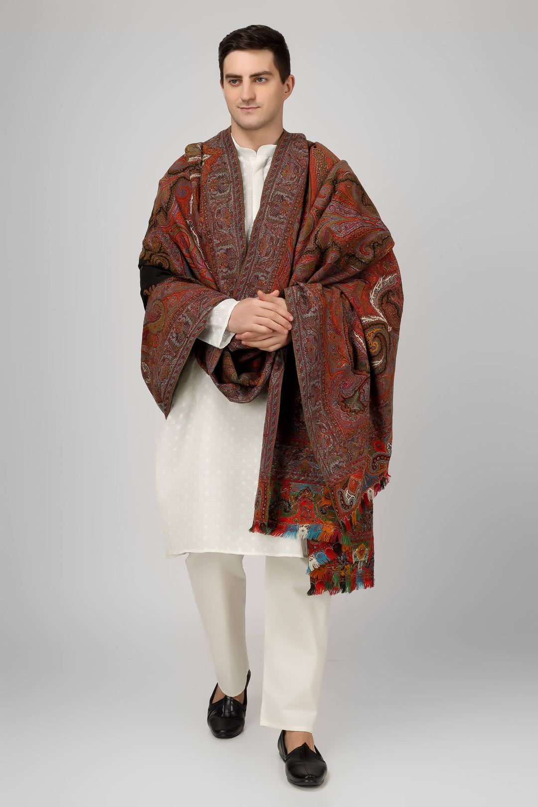 Pashmina Wool shawl with various borders and a central medallion in the boteh or paisley pattern from the 19th century.