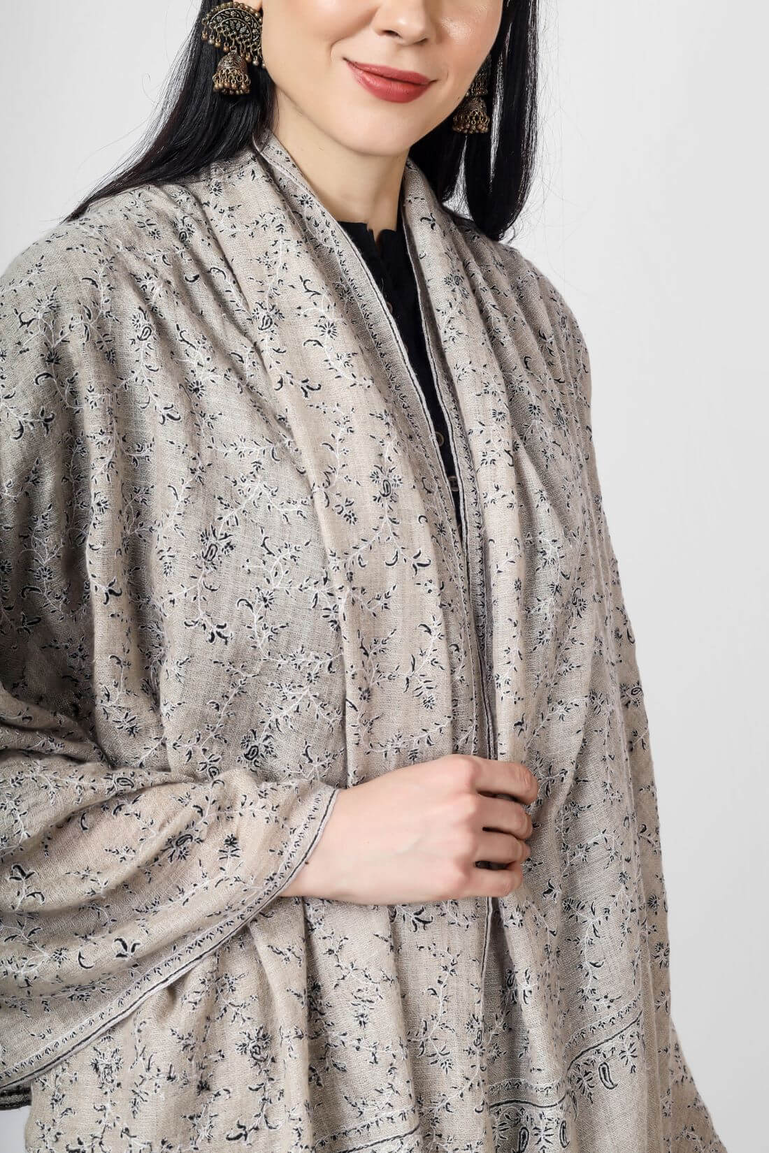 PASHMINA SHAWLS - The Natural Pashmina Jaldaar Black & White Embroidered Shawl is an elegant and classic piece that is appropriate for any setting. Anybody who values luxury and taste must own it because of the premium fabrics, beautiful needlework, and distinctive design.