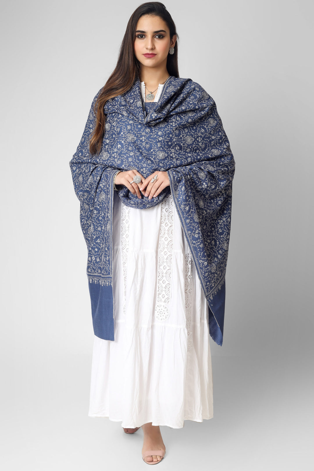 This gorgeous Light Purple Blue Pashmina Shawl, which has the renowned Sozni Embroidery in an intricate Jaldaar pattern, is the result of passion and dedication.