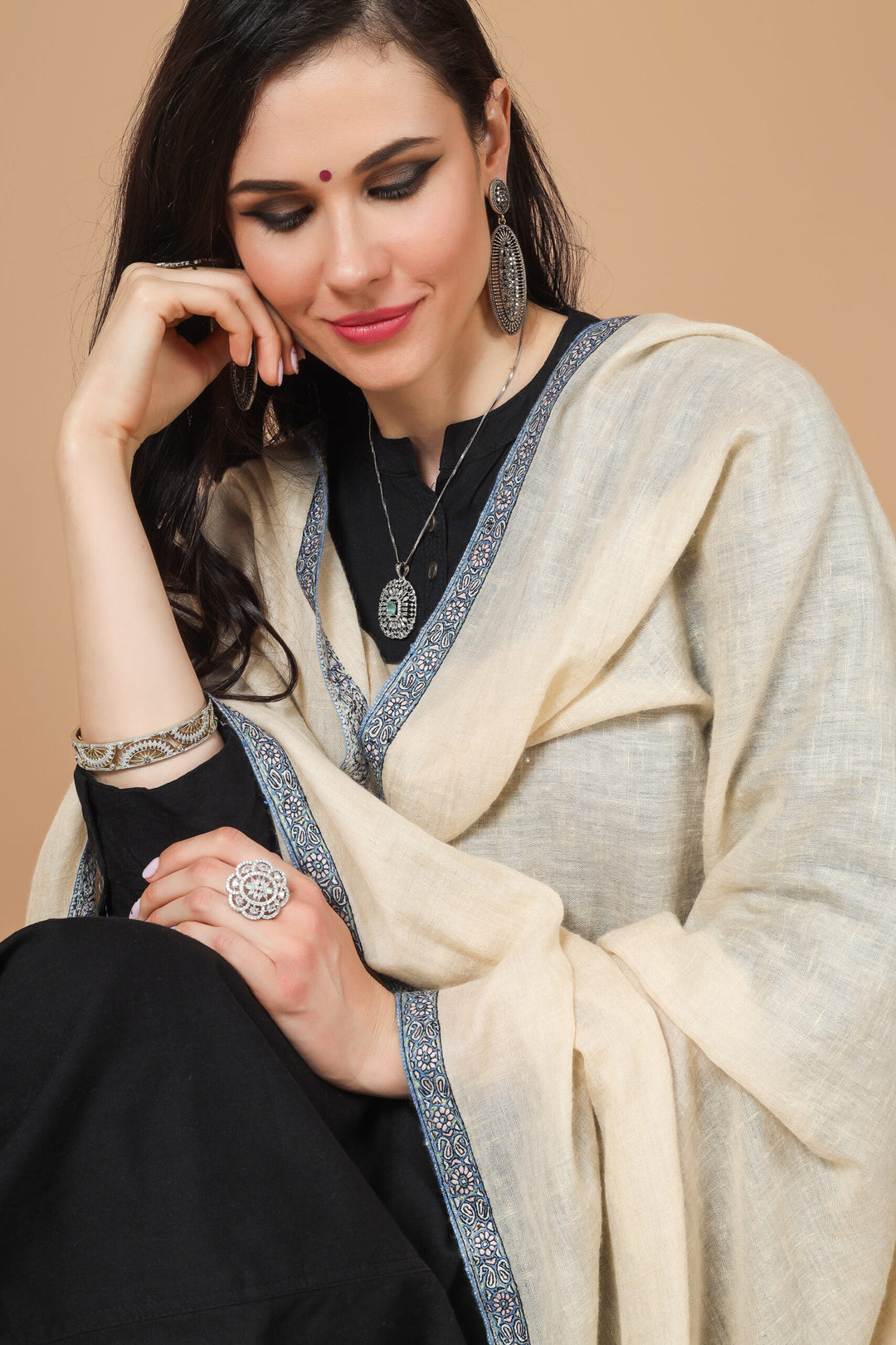 Looking for an elegant and high-quality Pashmina shawl? Check out our selection of handmade Sozni embroidered Pashmina shawls crafted and passionately woven, this ravishing Off White Pashmina Shawl has been ornated with a beautiful Sozni border, traditionally called the Hashidaar pattern.