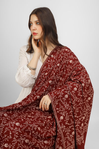 Indulge in the luxury of our handmade Pashmina Sozni Jaldaar shawls, crafted using the traditional Kashmiri needlework technique. 