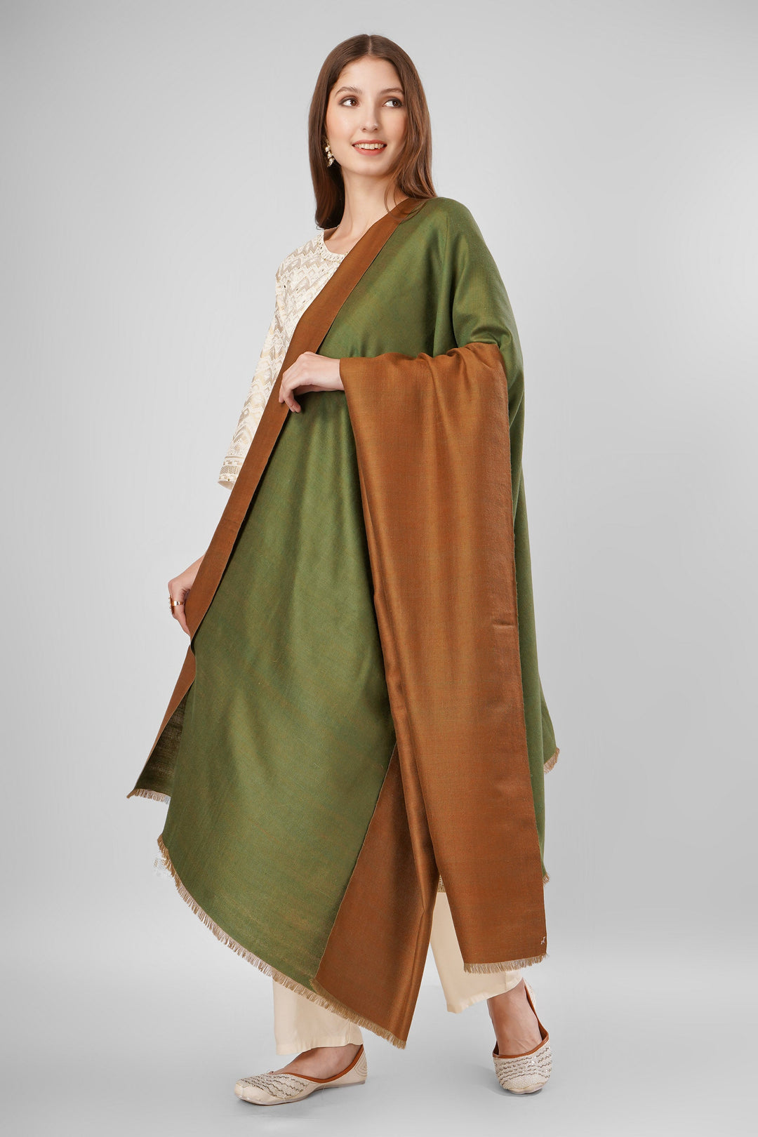 Reversible pashmina shawls&nbsp;are luxurious, dual-sided accessories that offer exceptional versatility and elegance to any wardrobe. 