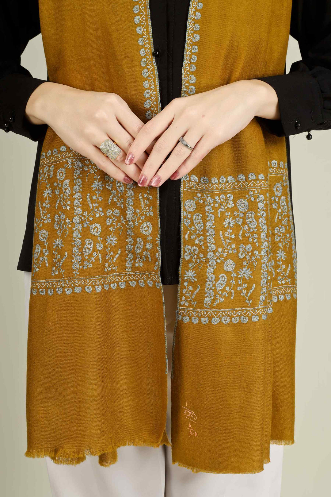 This GI-certified golden pashmina designer paldaar stole is handwoven in Kashmir from the finest pure pashmina, dyed in a deep antique-gold tone that flatters every skin tone