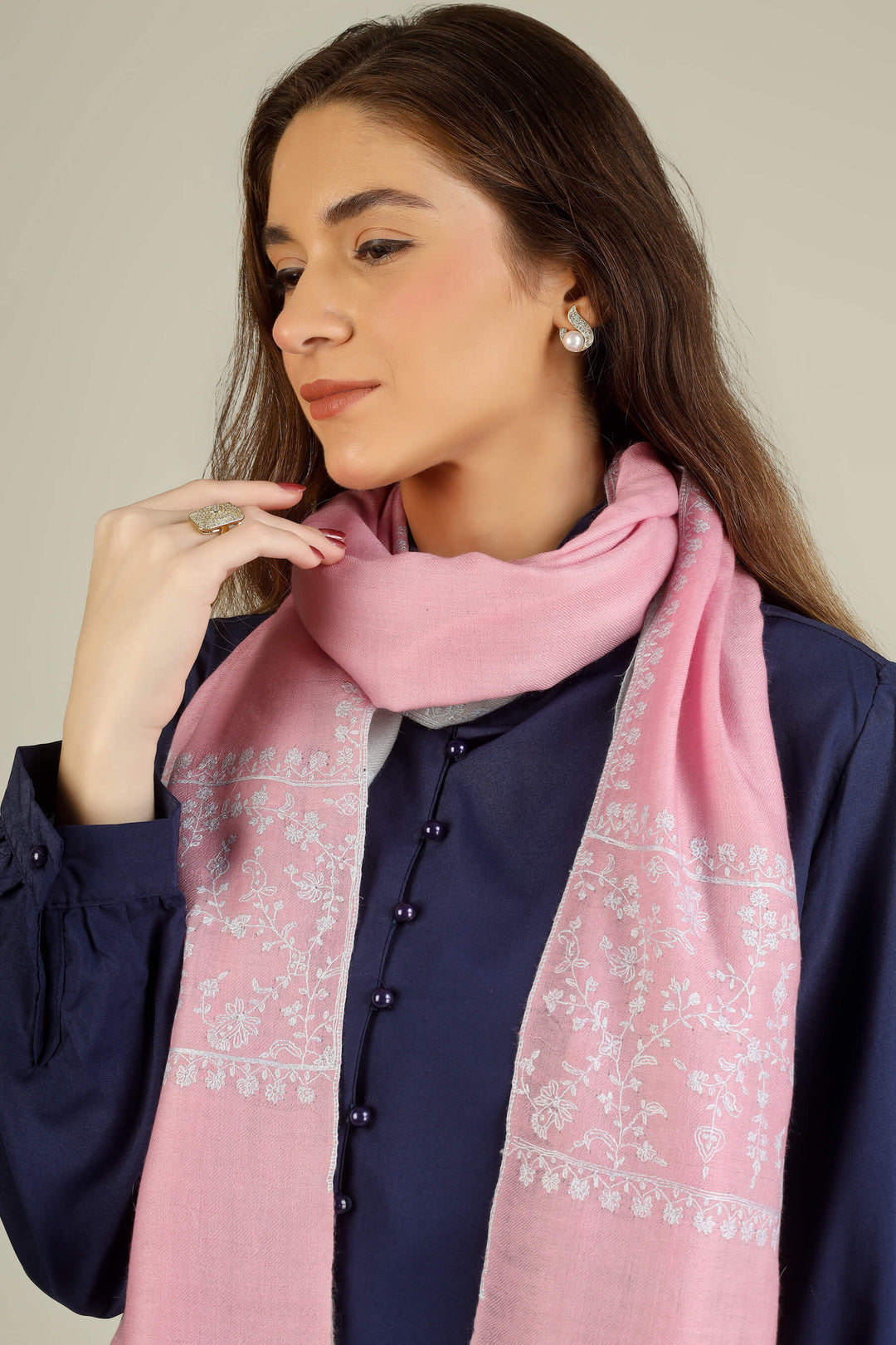 pashmina shawls in Canada, this pure Kashmiri pashmina stole offers the perfect blend of winter warmth and year-round elegance. From Toronto and Vancouver to Montreal and Calgary, customers can order authentic GI-certified pashmina shawls online