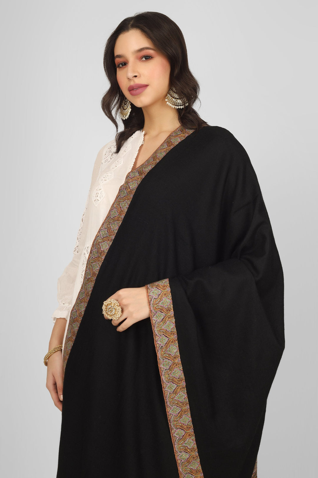 Authentic Kashmiri craftsmanship shines in the Black Maheen Pashmina Border Sozni Shawl. Made from natural pashmina wool, this luxurious piece features exquisite sozni embroidery along the borders, making it perfect for winter fashion or special occasions. Ideal as a wedding wrap or an elegant addition to your wardrobe, it’s one of the best pashmina shawls from Kashmir. Explore exclusive embroidered designs and buy pure pashmina shawls online today.