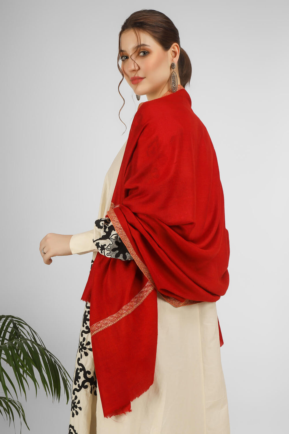  PASHMINA SHAWLS  Red Crimson Hashidaar Pashmina Shawl – a bold symbol of timeless elegance. Crafted from the finest Himalayan Pashmina wool,