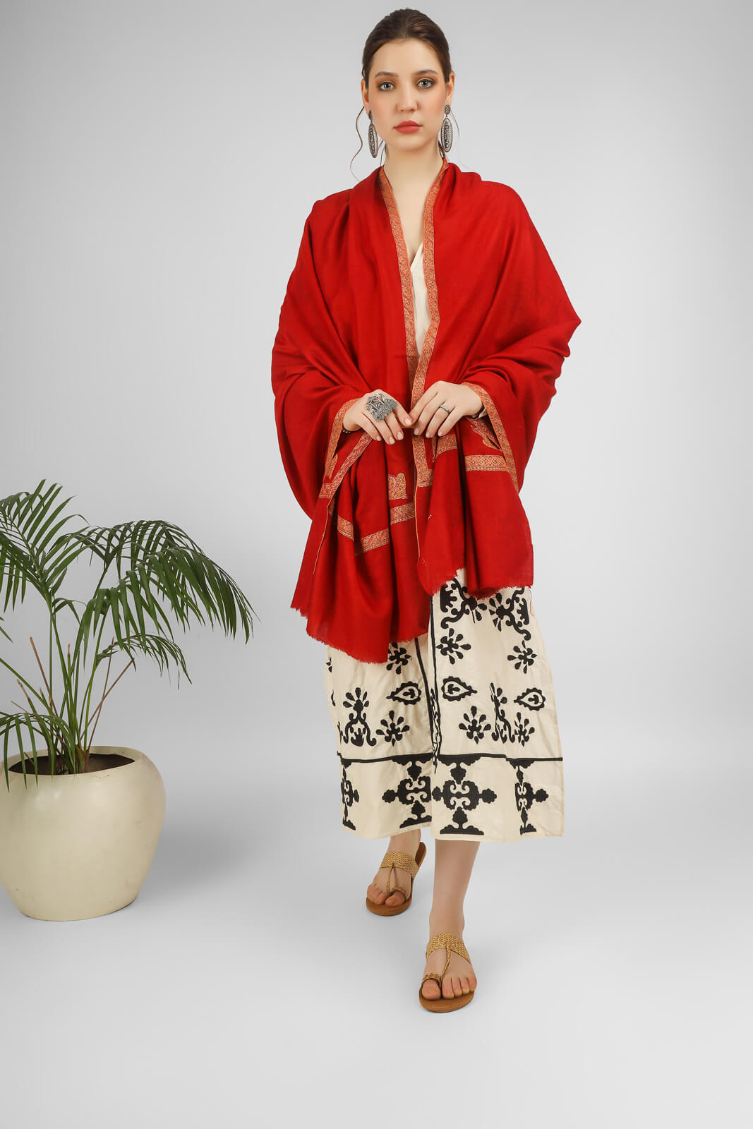  PASHMINA SHAWLS  Red Crimson Hashidaar Pashmina Shawl – a bold symbol of timeless elegance. Crafted from the finest Himalayan Pashmina wool,