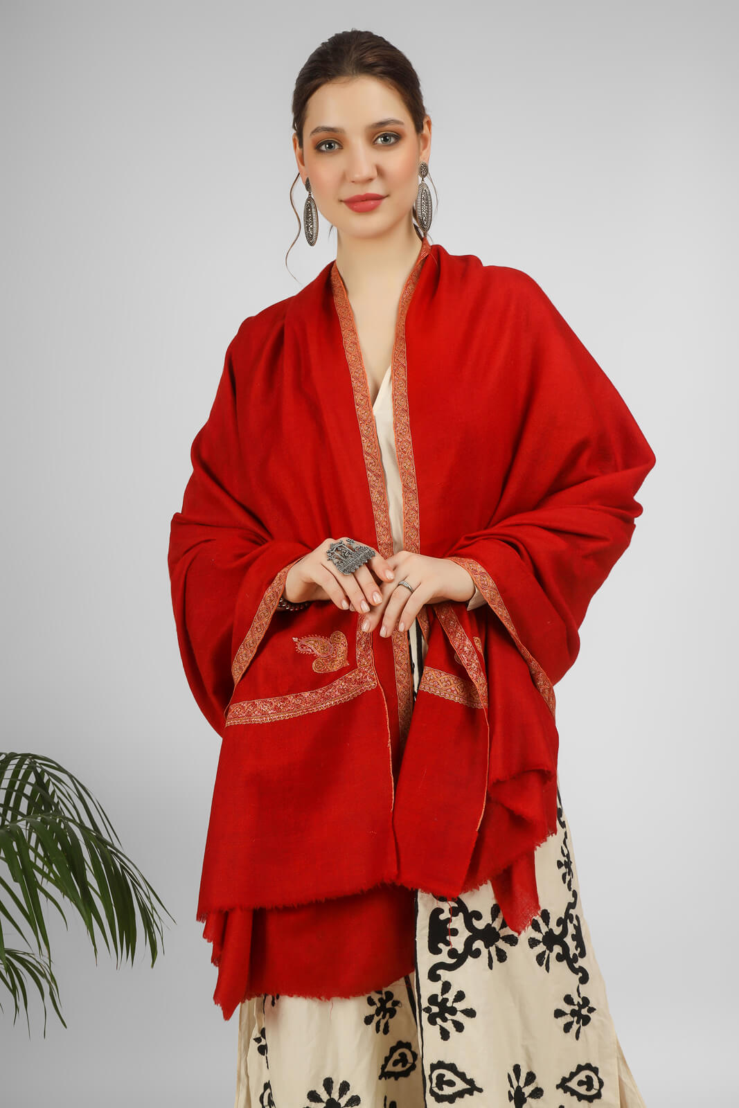  PASHMINA SHAWLS  Red Crimson Hashidaar Pashmina Shawl – a bold symbol of timeless elegance. Crafted from the finest Himalayan Pashmina wool,