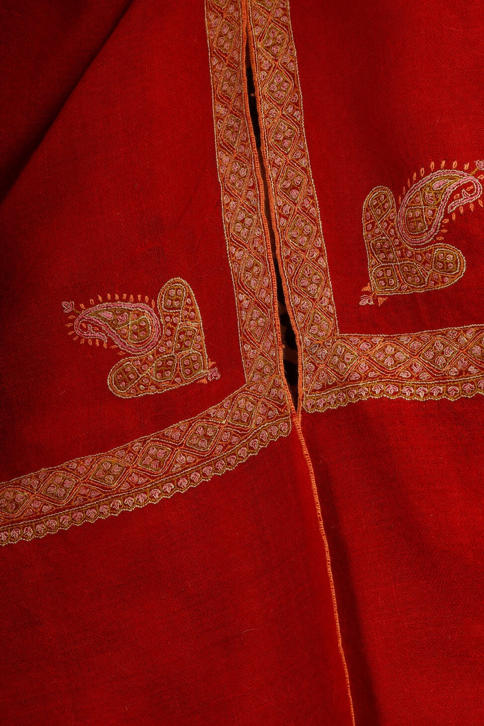  PASHMINA SHAWLS  Red Crimson Hashidaar Pashmina Shawl – a bold symbol of timeless elegance. Crafted from the finest Himalayan Pashmina wool,