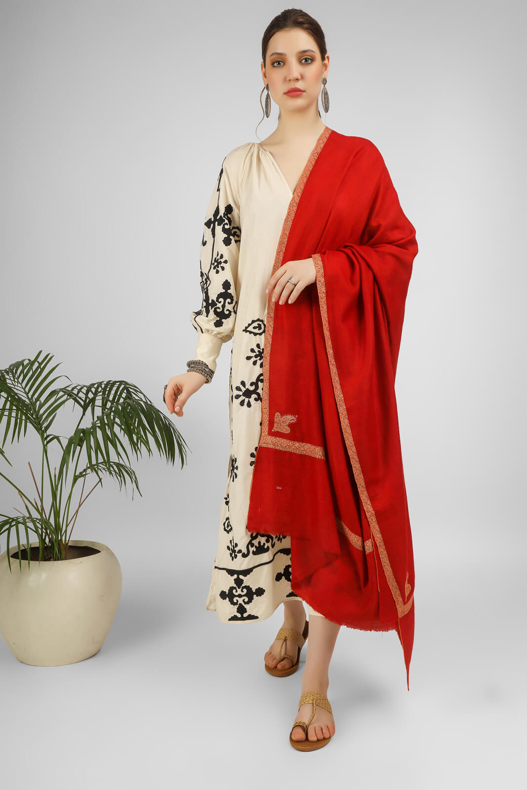  PASHMINA SHAWLS  Red Crimson Hashidaar Pashmina Shawl – a bold symbol of timeless elegance. Crafted from the finest Himalayan Pashmina wool,