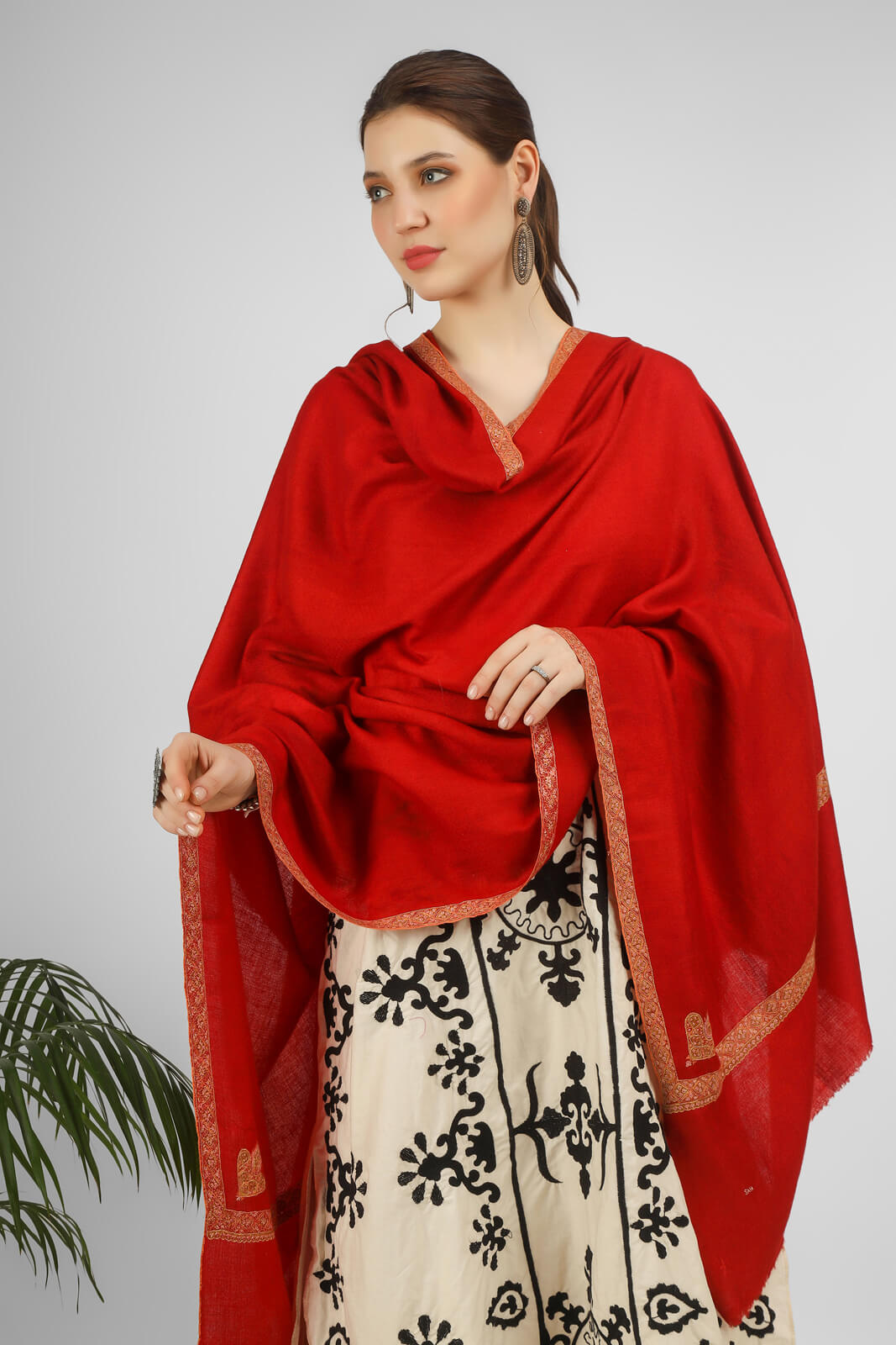  PASHMINA SHAWLS  Red Crimson Hashidaar Pashmina Shawl – a bold symbol of timeless elegance. Crafted from the finest Himalayan Pashmina wool,