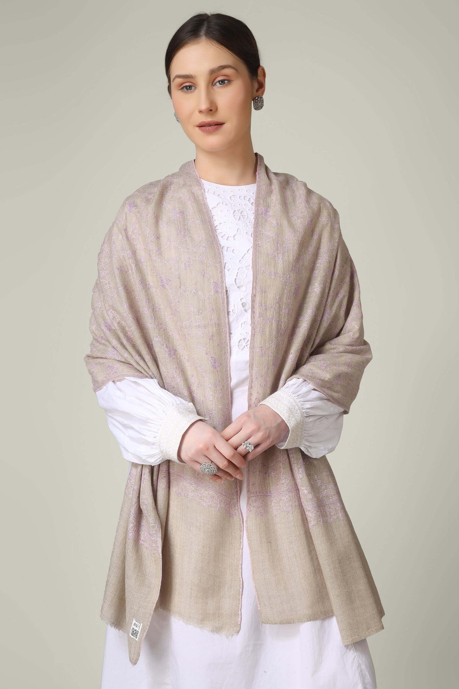 pashmina in Luxembourg, this pure Kashmiri pashmina shawl brings the authenticity of Srinagar’s looms straight to the heart of Europe. From the business avenues of Kirchberg to the boutiques off Grand Rue, our GI-certified pashmina shawls in Luxembourg are prized for their featherlight warmth, hand-embroidered sozni work