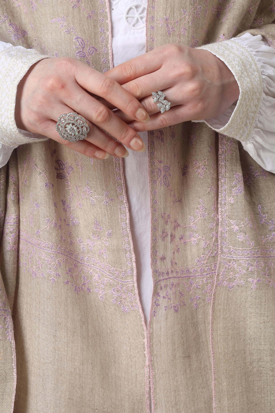 pashmina in Luxembourg, this pure Kashmiri pashmina shawl brings the authenticity of Srinagar’s looms straight to the heart of Europe. From the business avenues of Kirchberg to the boutiques off Grand Rue, our GI-certified pashmina shawls in Luxembourg are prized for their featherlight warmth, hand-embroidered sozni work