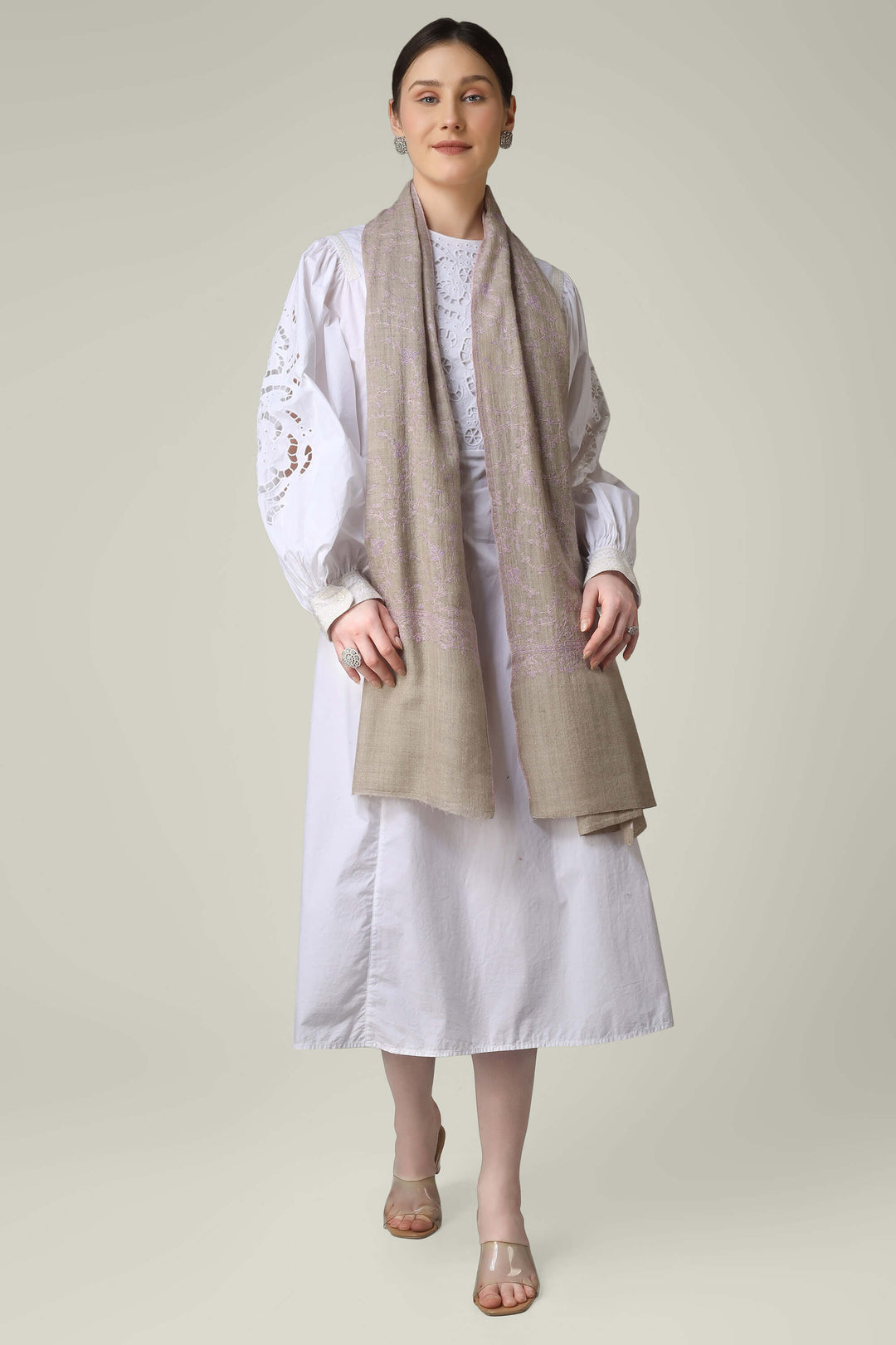 pashmina in Luxembourg, this pure Kashmiri pashmina shawl brings the authenticity of Srinagar’s looms straight to the heart of Europe. From the business avenues of Kirchberg to the boutiques off Grand Rue, our GI-certified pashmina shawls in Luxembourg are prized for their featherlight warmth, hand-embroidered sozni work