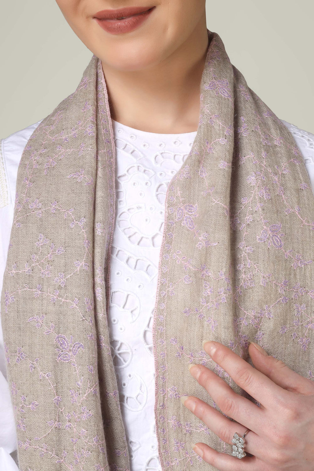 pashmina in Luxembourg, this pure Kashmiri pashmina shawl brings the authenticity of Srinagar’s looms straight to the heart of Europe. From the business avenues of Kirchberg to the boutiques off Grand Rue, our GI-certified pashmina shawls in Luxembourg are prized for their featherlight warmth, hand-embroidered sozni work