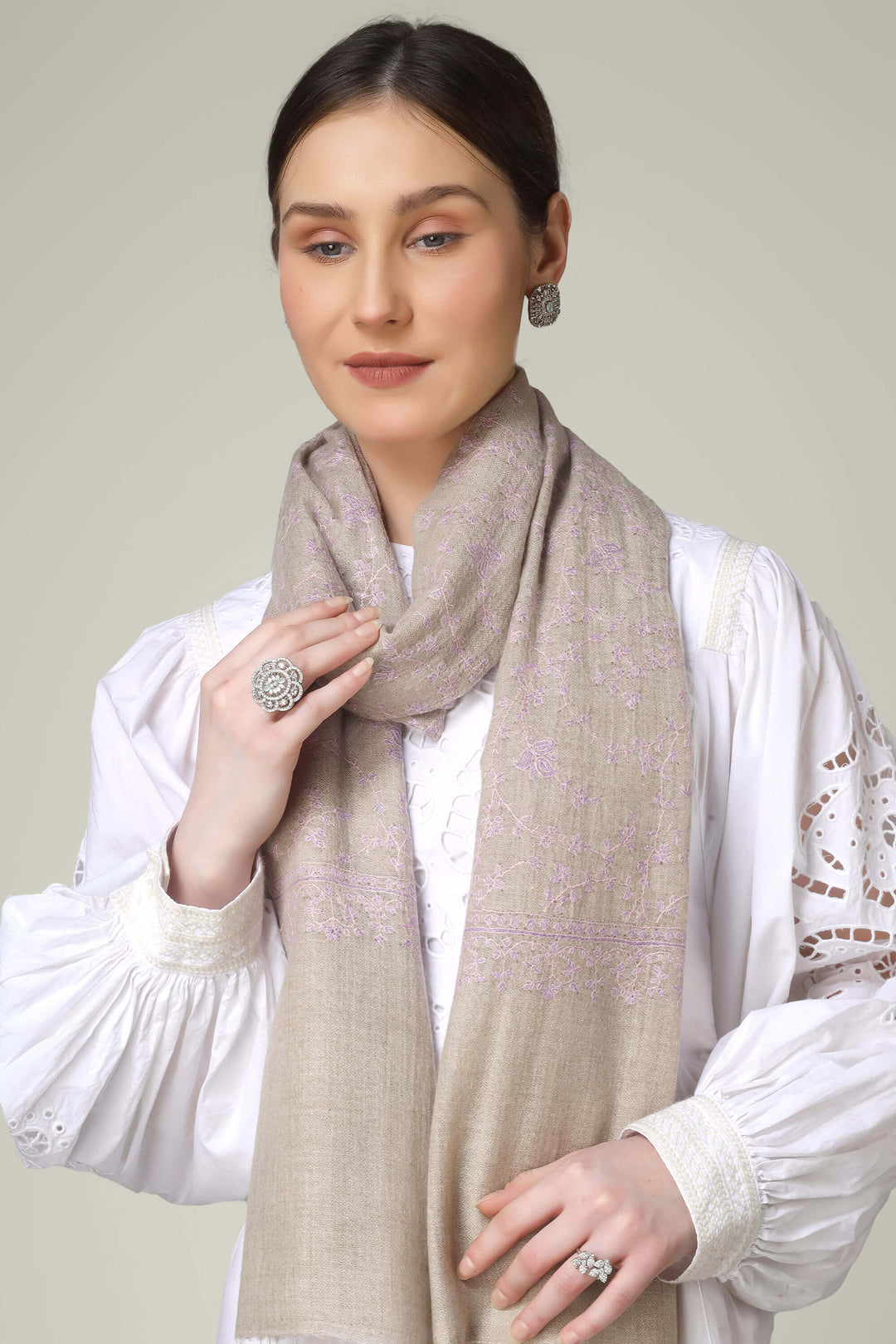 pashmina in Luxembourg, this pure Kashmiri pashmina shawl brings the authenticity of Srinagar’s looms straight to the heart of Europe. From the business avenues of Kirchberg to the boutiques off Grand Rue, our GI-certified pashmina shawls in Luxembourg are prized for their featherlight warmth, hand-embroidered sozni work