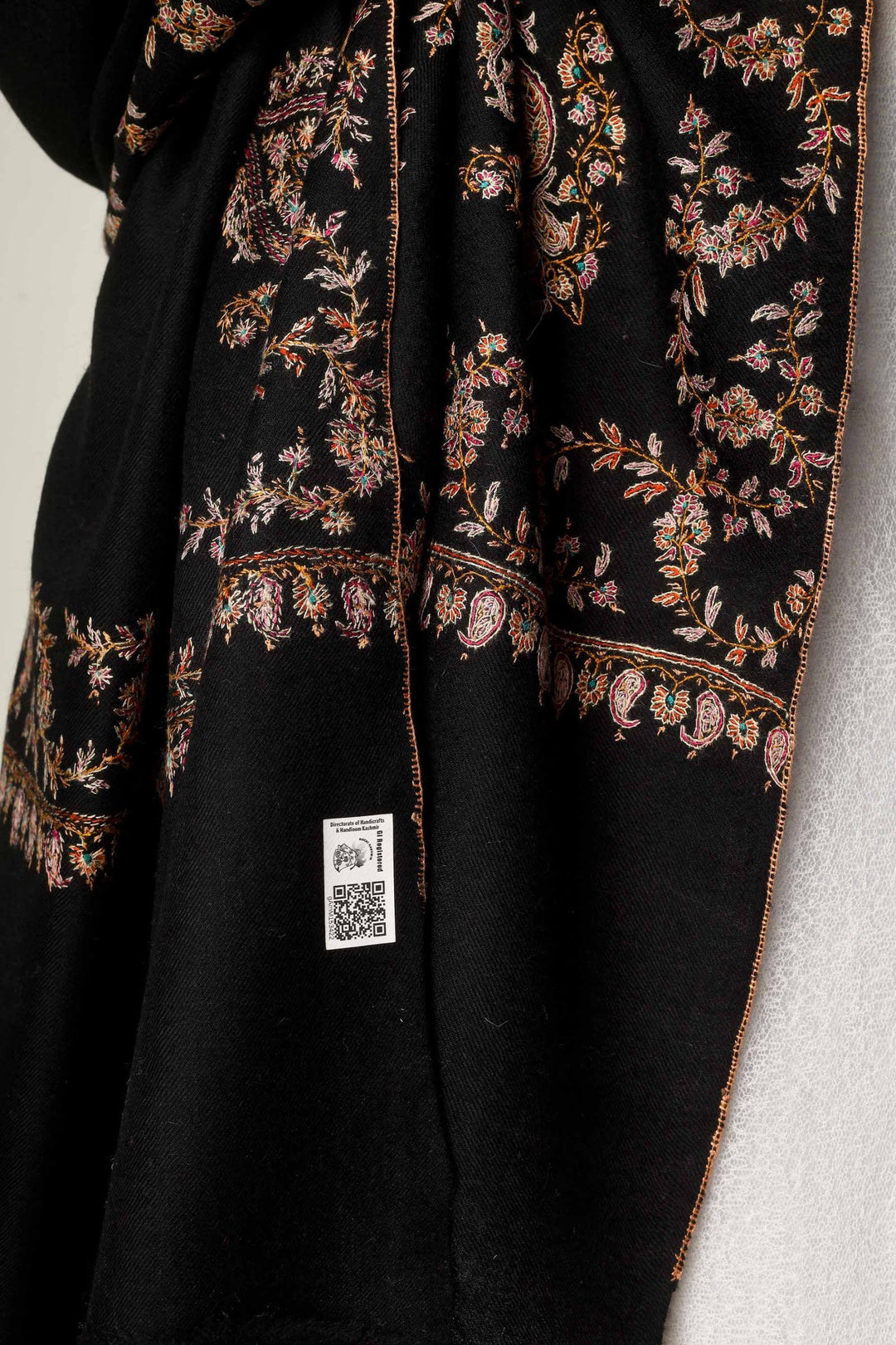 In the luxury fashion hubs of the UAE, from the Burj Khalifa district to the exclusive salons of Jumeirah, the Pashmina shawl in Dubai is the premier icon of "Quiet Luxury.