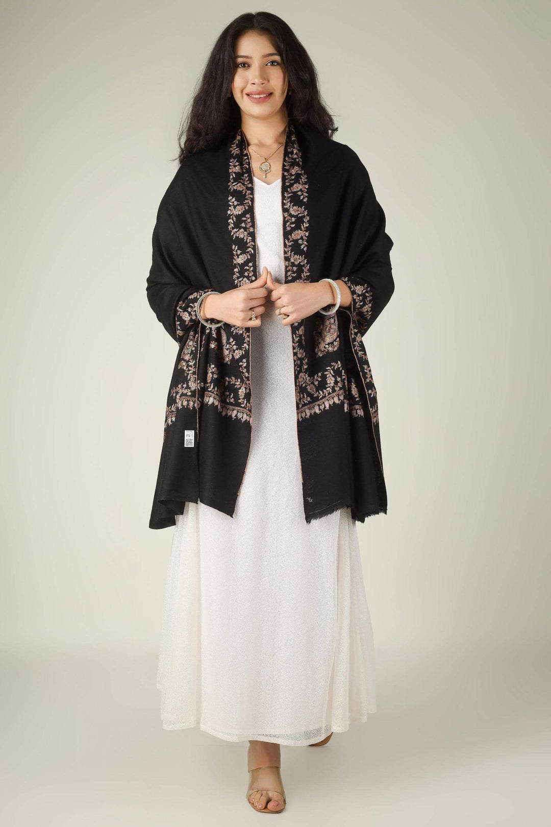 In the luxury fashion hubs of the UAE, from the Burj Khalifa district to the exclusive salons of Jumeirah, the Pashmina shawl in Dubai is the premier icon of "Quiet Luxury.