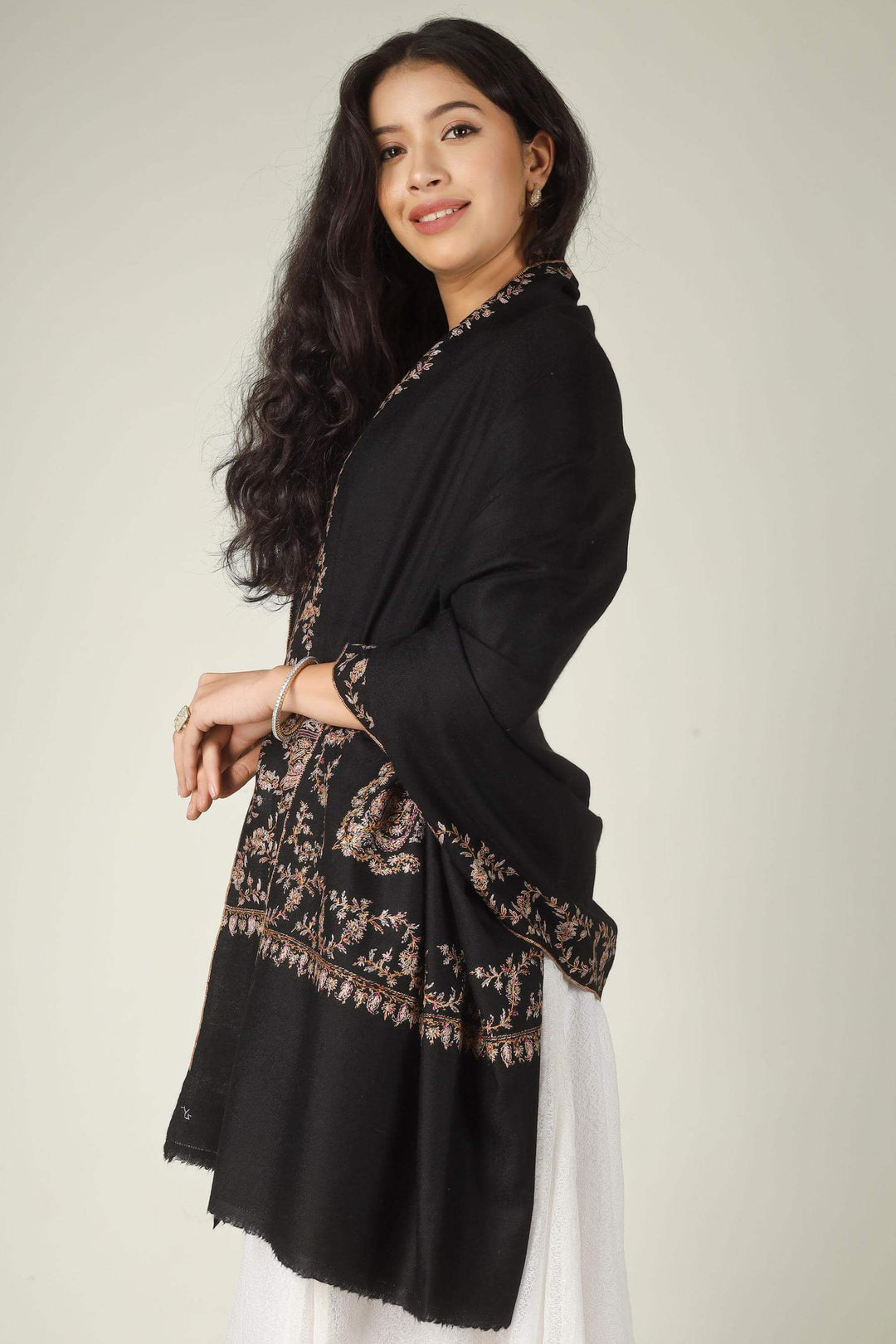 In the luxury fashion hubs of the UAE, from the Burj Khalifa district to the exclusive salons of Jumeirah, the Pashmina shawl in Dubai is the premier icon of "Quiet Luxury.