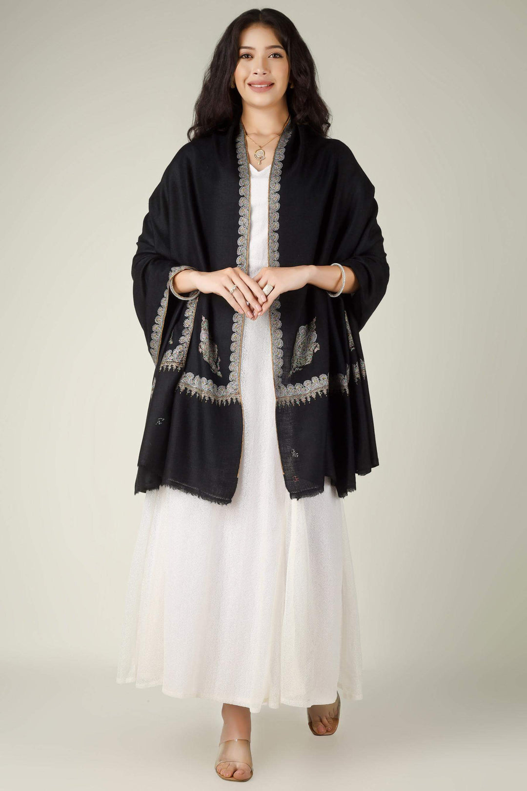 A symbol of "Quiet Luxury," the Pashmina shawl in Zurich is the definitive signature of elite Swiss fashion. Perfect for both alpine winters and exclusive events, this wrap provides superior thermal regulation and artisanal prestige for the European climate.