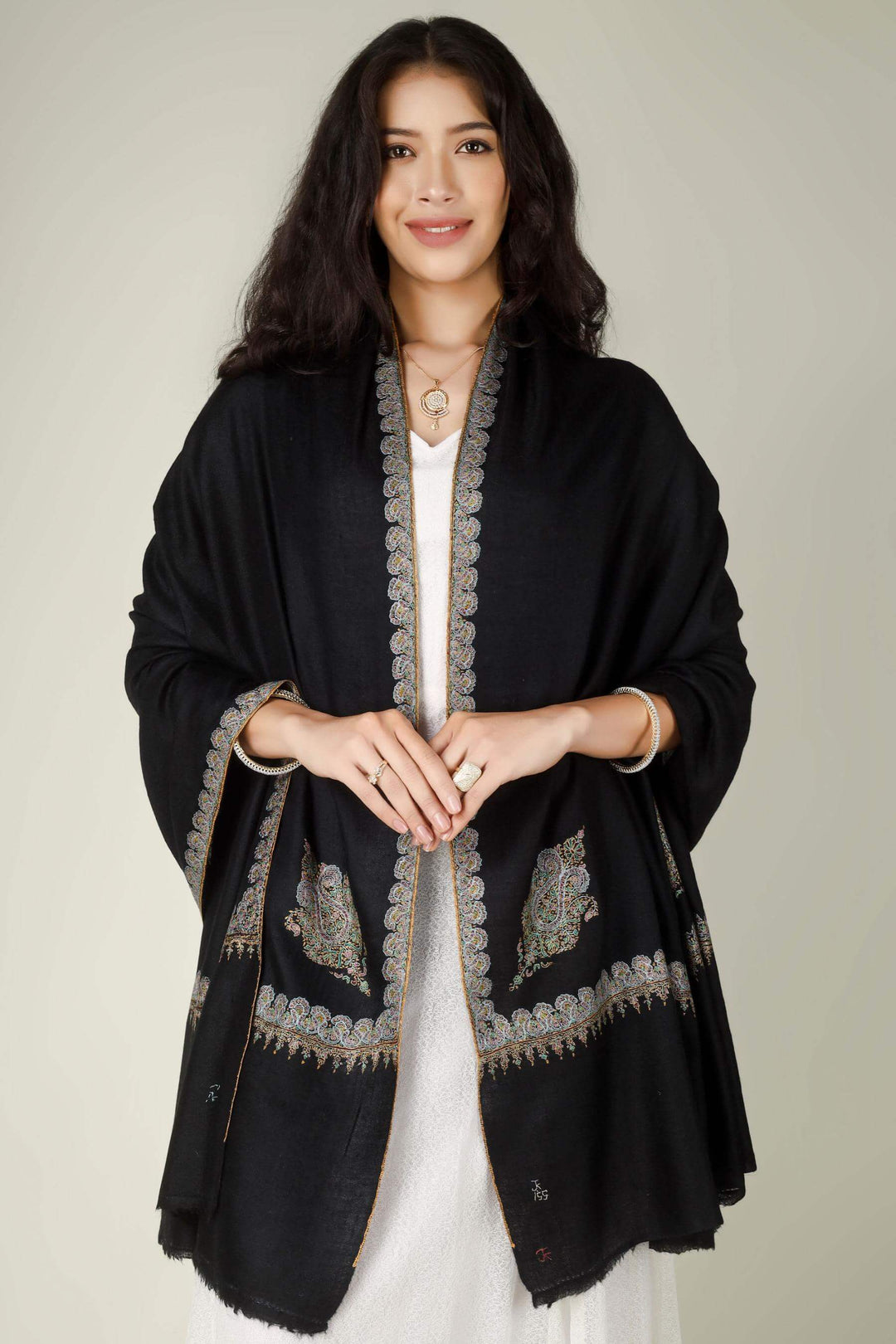 A symbol of "Quiet Luxury," the Pashmina shawl in Zurich is the definitive signature of elite Swiss fashion. Perfect for both alpine winters and exclusive events, this wrap provides superior thermal regulation and artisanal prestige for the European climate.
