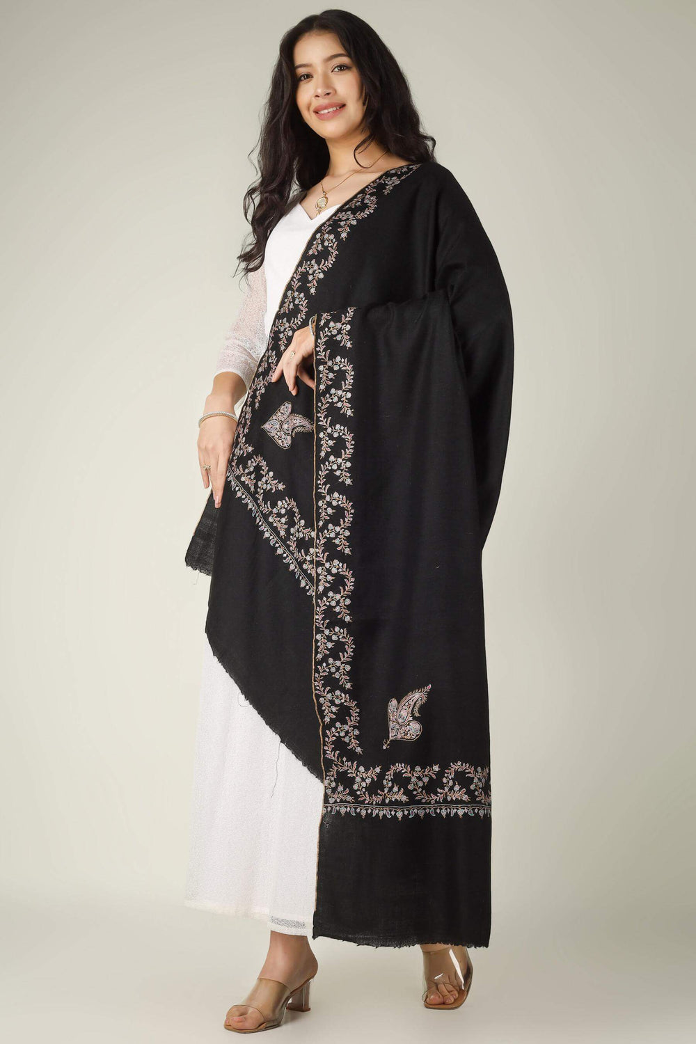 In the UAE’s fashion hubs, from Downtown Dubai to Jumeirah, the Pashmina shawl in Dubai is a definitive icon of "Quiet Luxury.