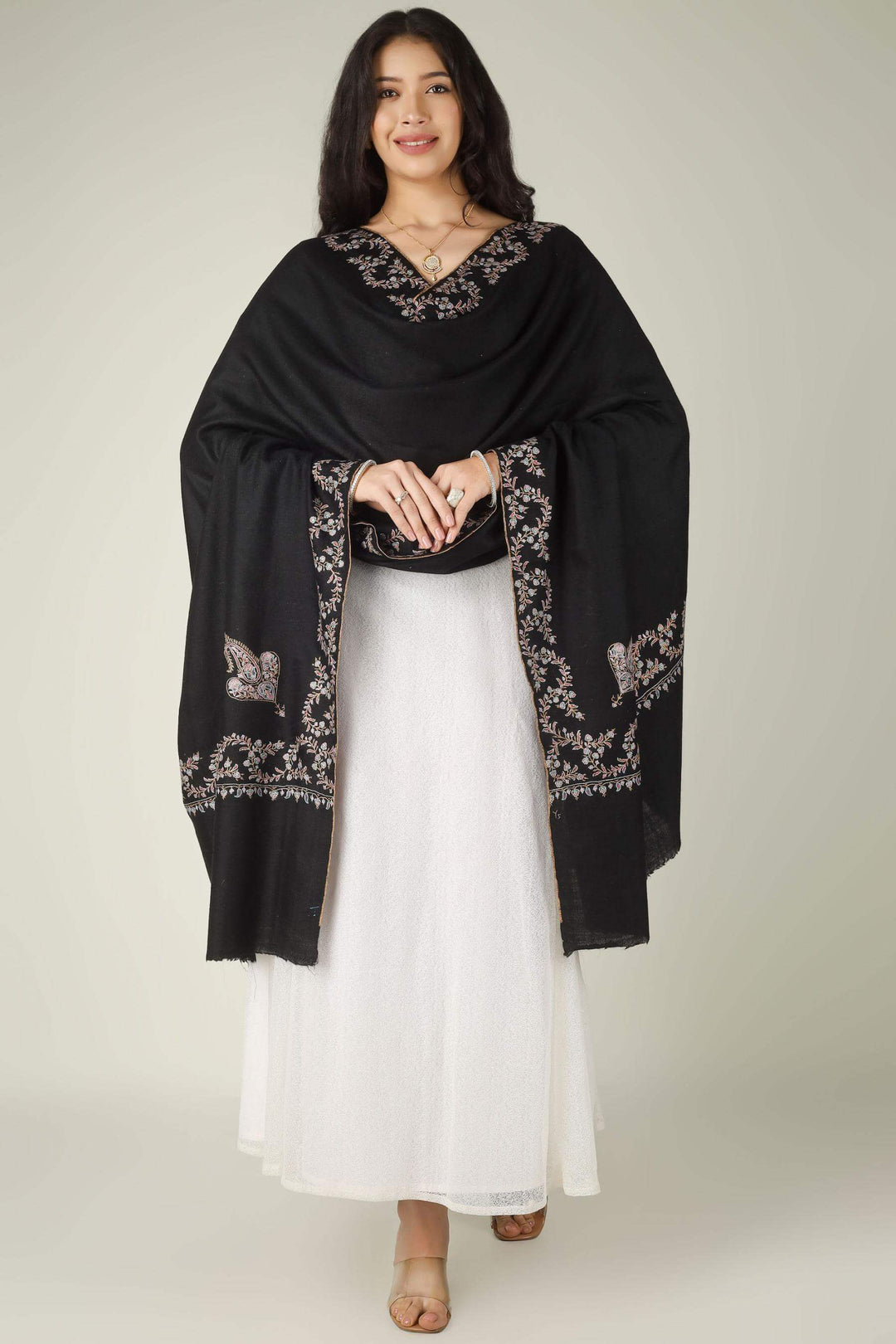 In the UAE’s fashion hubs, from Downtown Dubai to Jumeirah, the Pashmina shawl in Dubai is a definitive icon of "Quiet Luxury.