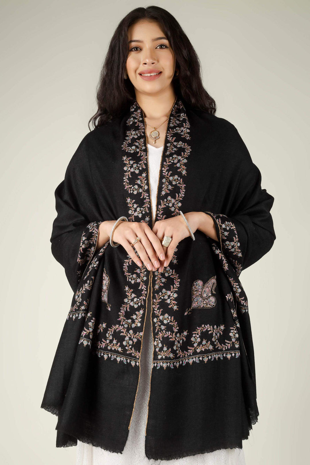 In the UAE’s fashion hubs, from Downtown Dubai to Jumeirah, the Pashmina shawl in Dubai is a definitive icon of "Quiet Luxury.
