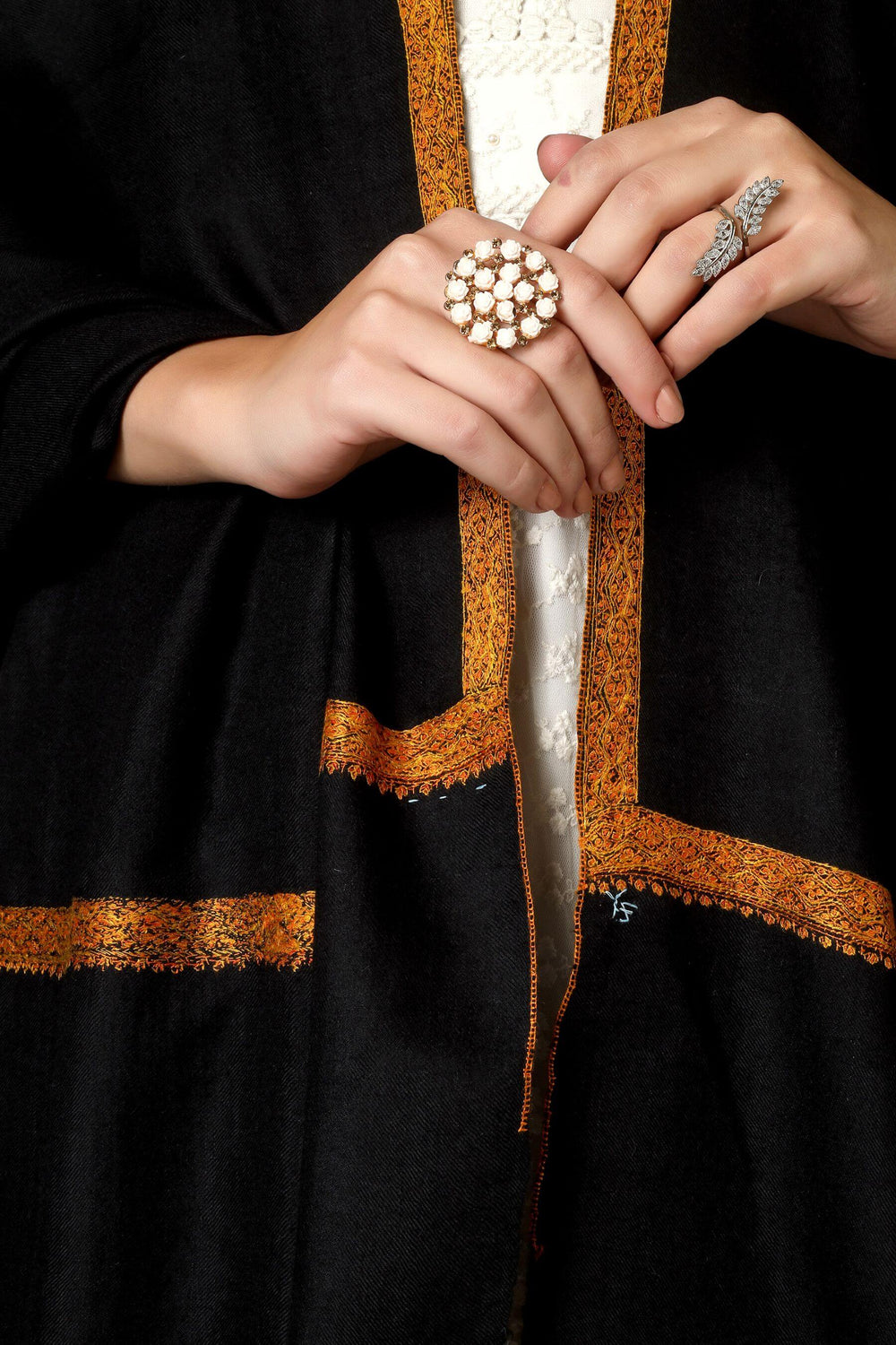 Pashmina shawls in America-A refined choice for connoisseurs of pashmina shawls in America, this GI-certified hashidaar piece delivers gallery-level Kashmiri craftsmanship in a versatile, night-ready colour story