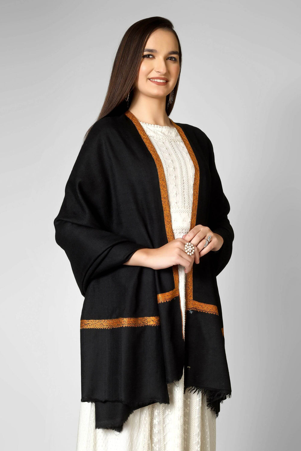 Pashmina shawls in America-A refined choice for connoisseurs of pashmina shawls in America, this GI-certified hashidaar piece delivers gallery-level Kashmiri craftsmanship in a versatile, night-ready colour story