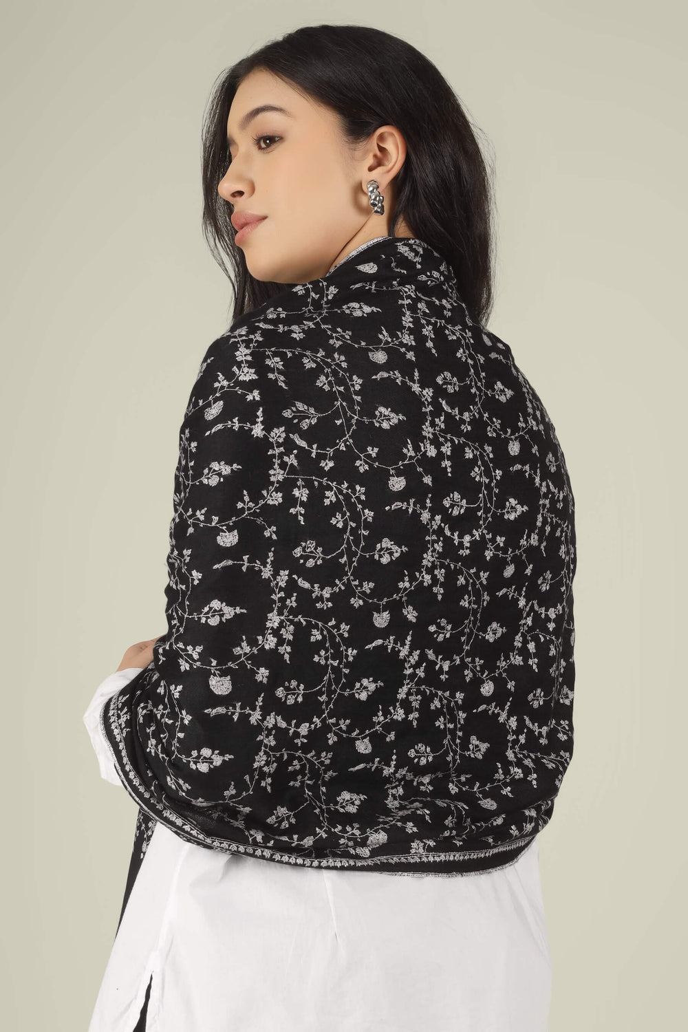 Pashmina Stole in Milan – The Pinnacle of Lombardy Sophistication in the fashion capital of Milan, where the silhouette is everything and the quality of fabric is a social currency