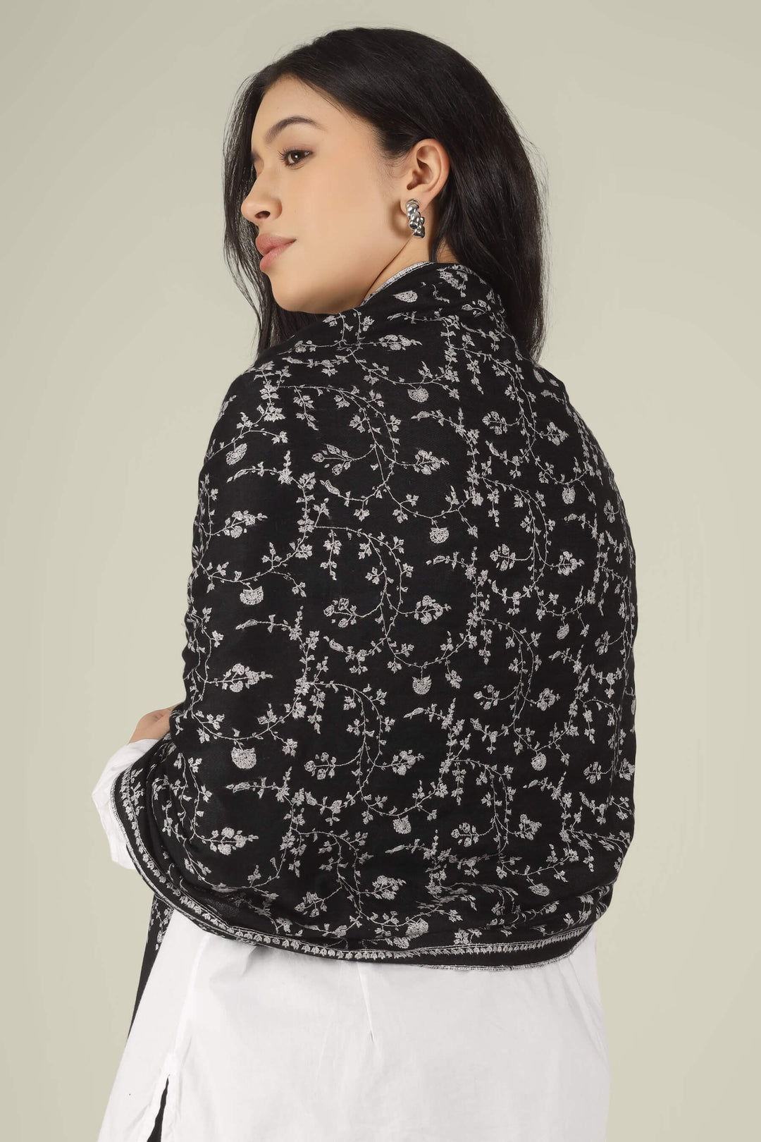 Pashmina Stole in Milan – The Pinnacle of Lombardy Sophistication in the fashion capital of Milan, where the silhouette is everything and the quality of fabric is a social currency