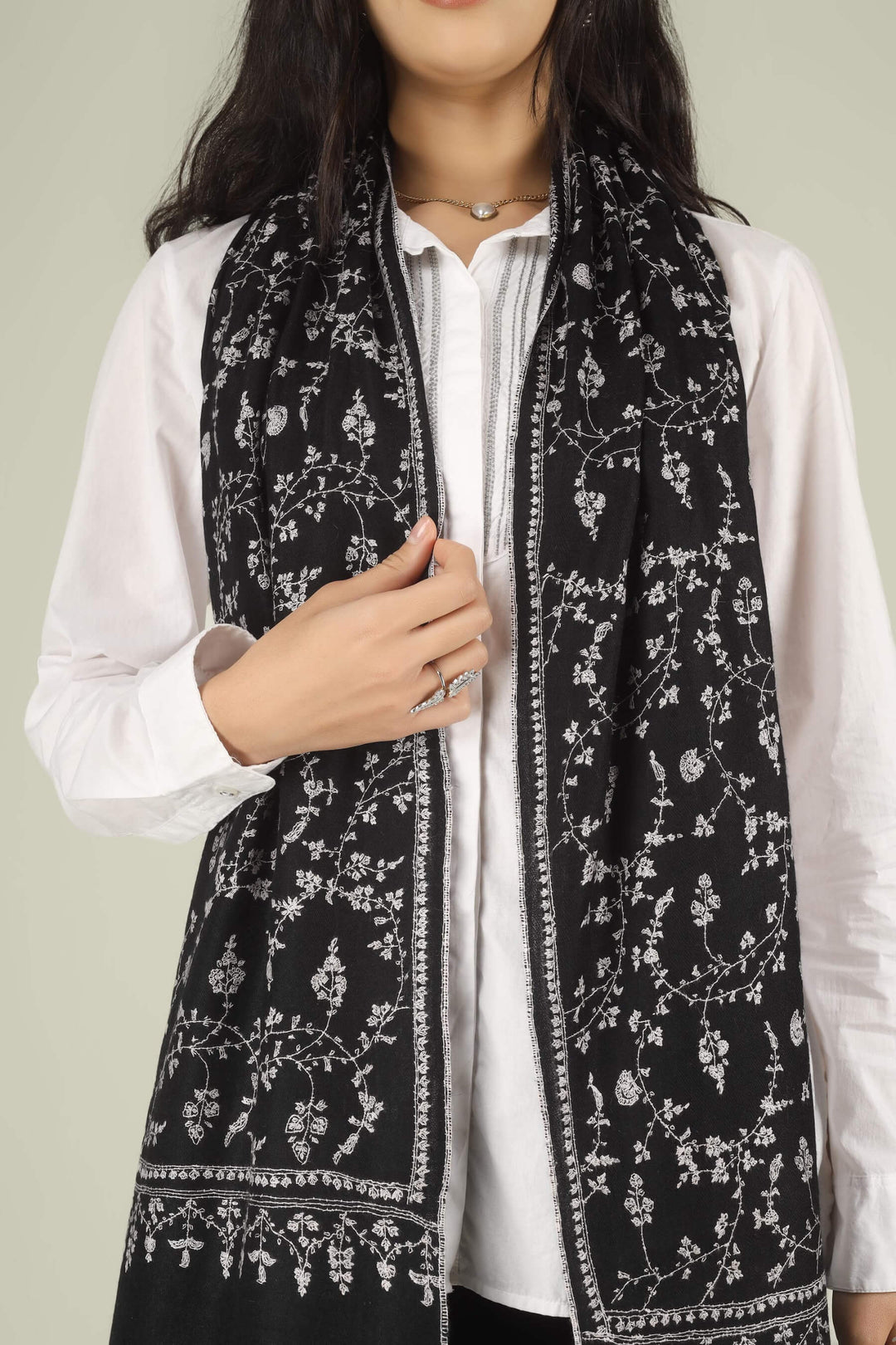 Pashmina Stole in Milan – The Pinnacle of Lombardy Sophistication in the fashion capital of Milan, where the silhouette is everything and the quality of fabric is a social currency