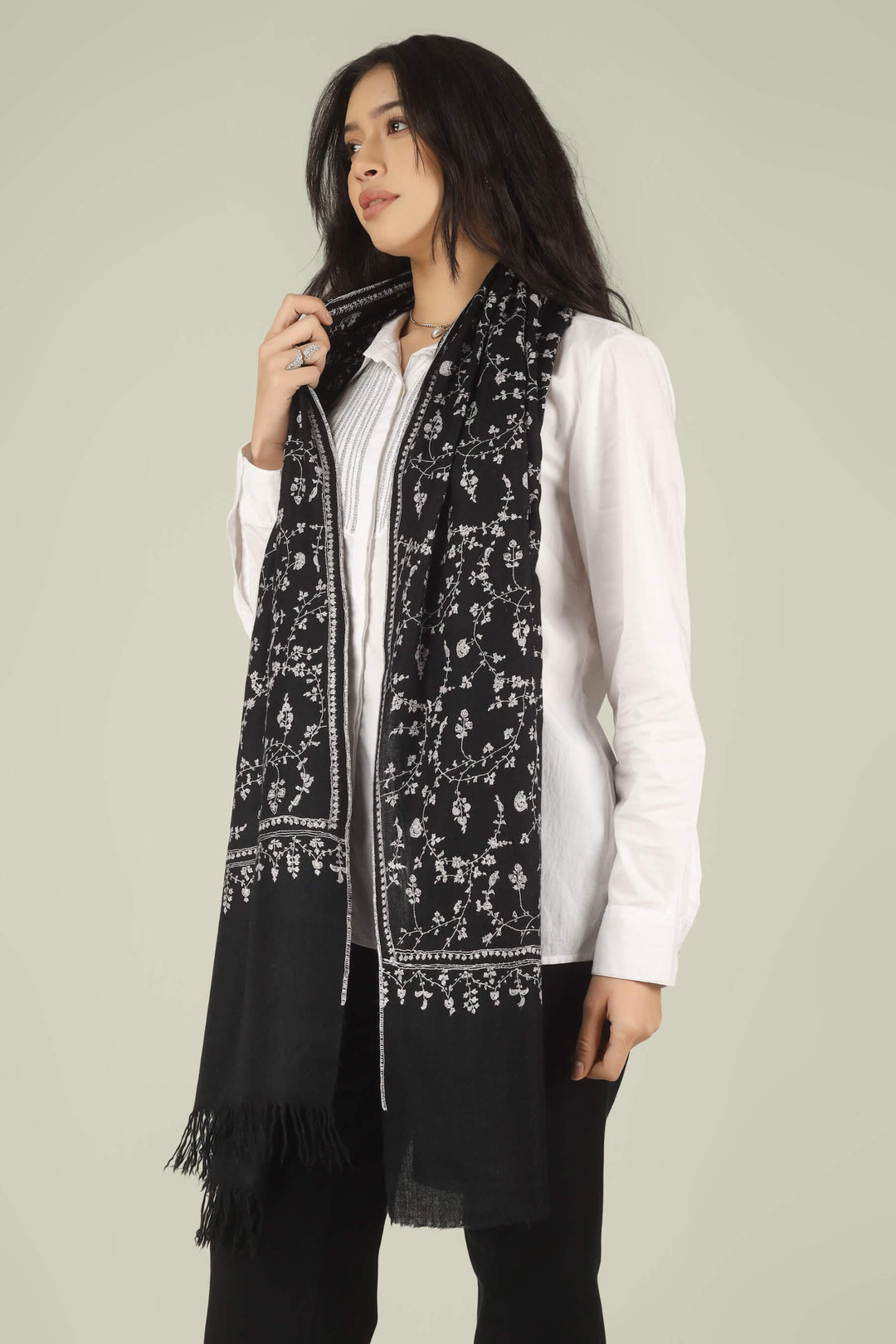 Pashmina Stole in Milan – The Pinnacle of Lombardy Sophistication in the fashion capital of Milan, where the silhouette is everything and the quality of fabric is a social currency