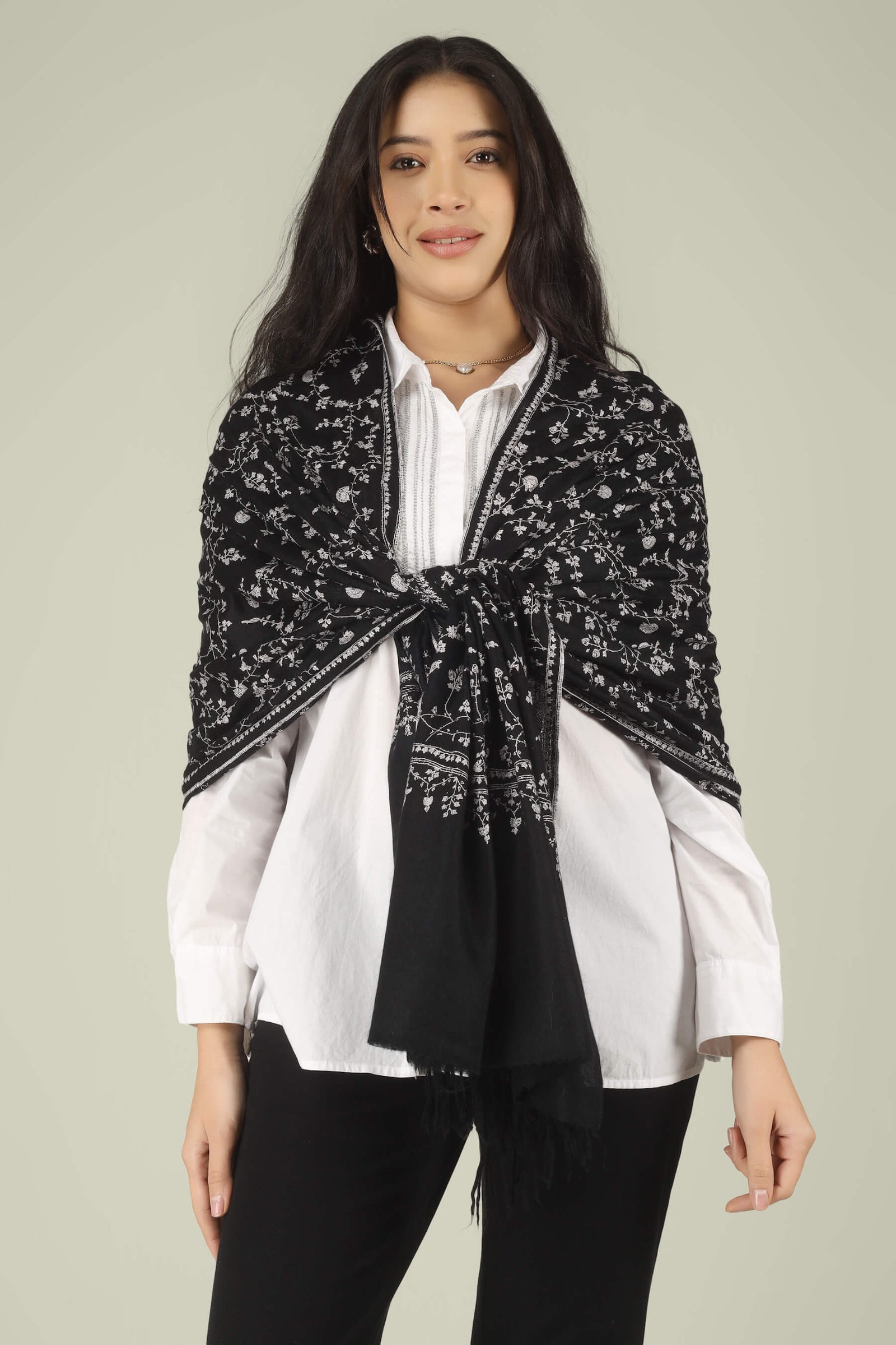 Pashmina Stole in Milan – The Pinnacle of Lombardy Sophistication in the fashion capital of Milan, where the silhouette is everything and the quality of fabric is a social currency
