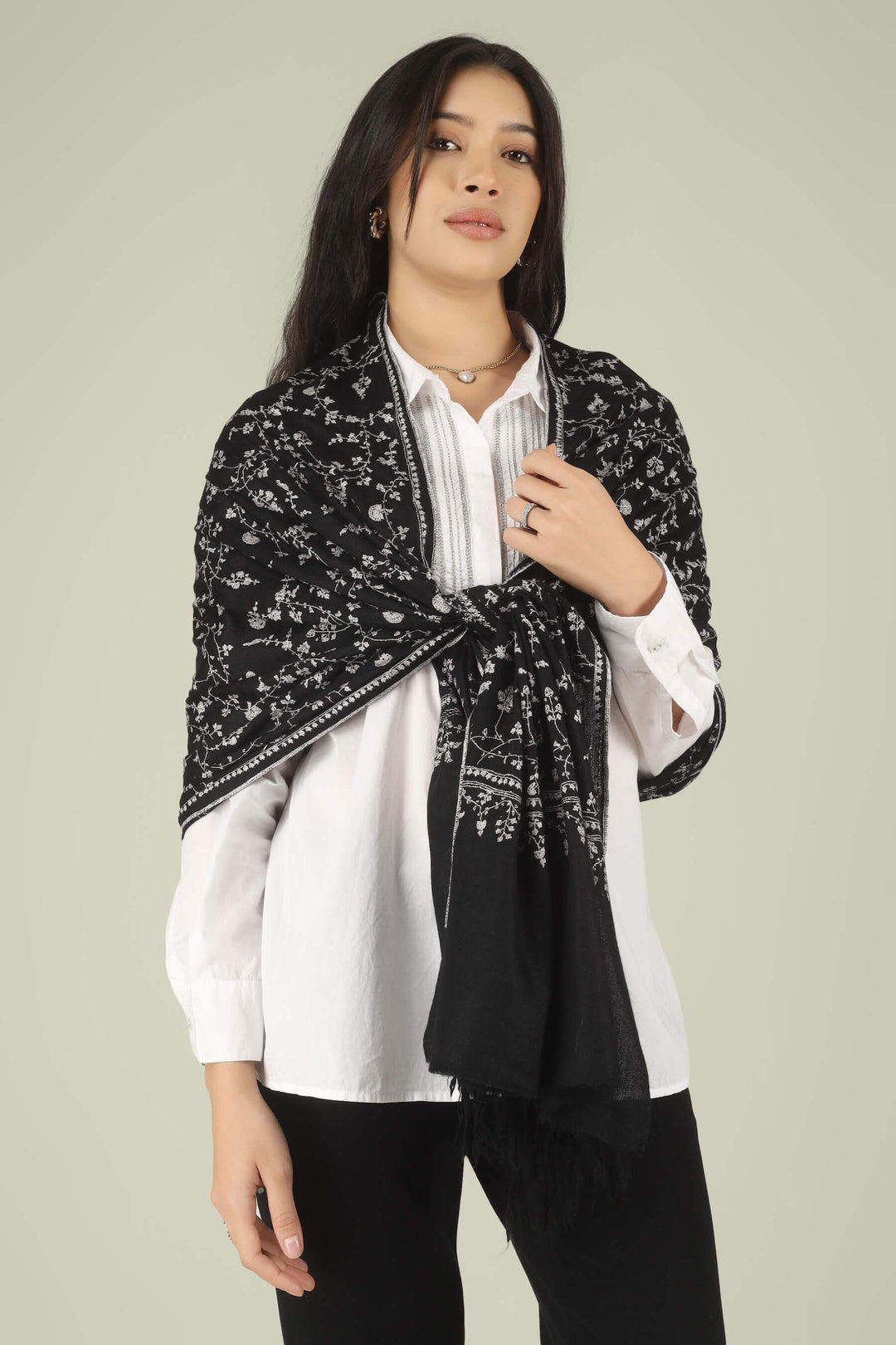 Pashmina Stole in Milan – The Pinnacle of Lombardy Sophistication in the fashion capital of Milan, where the silhouette is everything and the quality of fabric is a social currency
