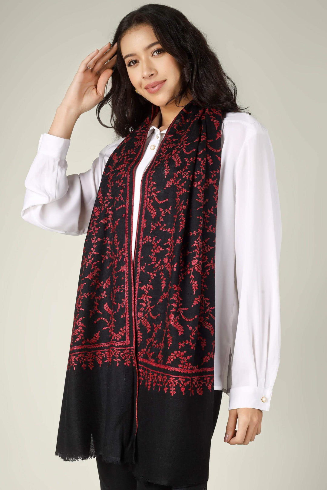 From the high-fashion corridors of the Upper East Side to the minimalist lofts of SoHo, the Pashmina stole in New York has become the definitive symbol of "Quiet Luxury