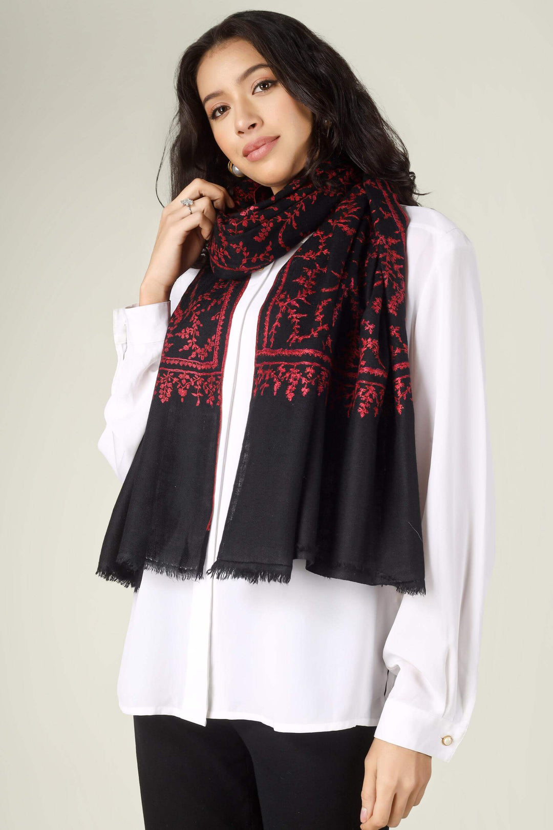 From the high-fashion corridors of the Upper East Side to the minimalist lofts of SoHo, the Pashmina stole in New York has become the definitive symbol of "Quiet Luxury