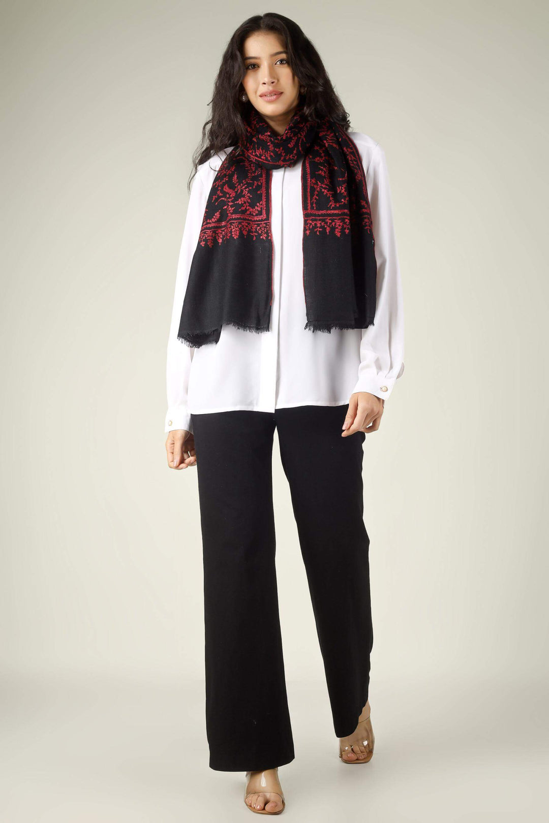 From the high-fashion corridors of the Upper East Side to the minimalist lofts of SoHo, the Pashmina stole in New York has become the definitive symbol of "Quiet Luxury