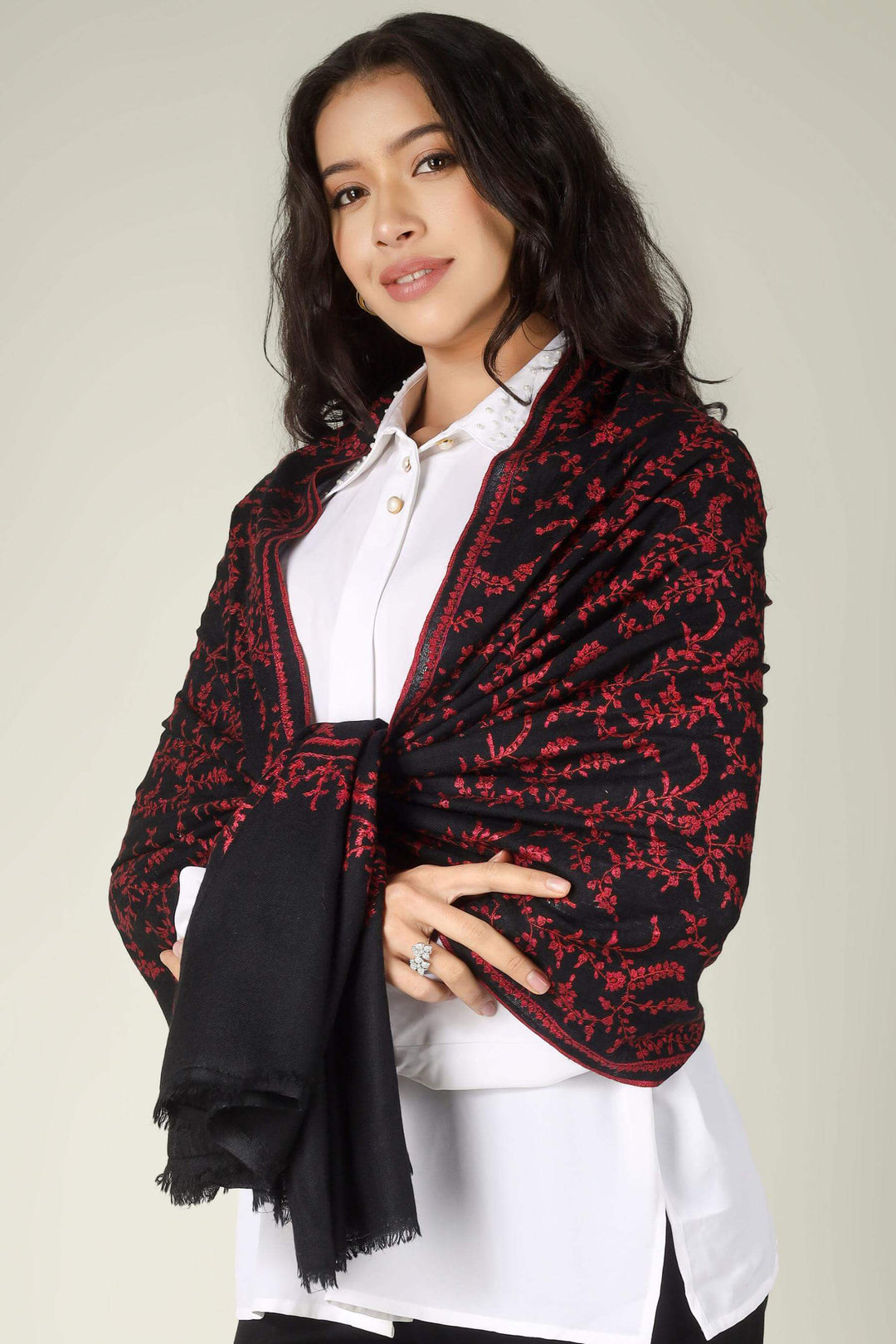 From the high-fashion corridors of the Upper East Side to the minimalist lofts of SoHo, the Pashmina stole in New York has become the definitive symbol of "Quiet Luxury