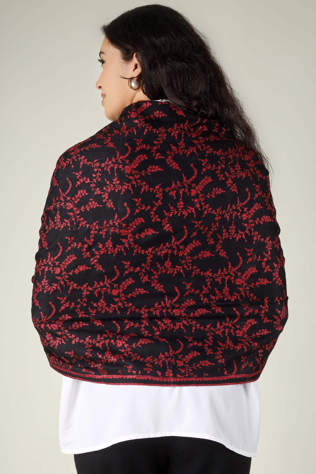 From the high-fashion corridors of the Upper East Side to the minimalist lofts of SoHo, the Pashmina stole in New York has become the definitive symbol of "Quiet Luxury