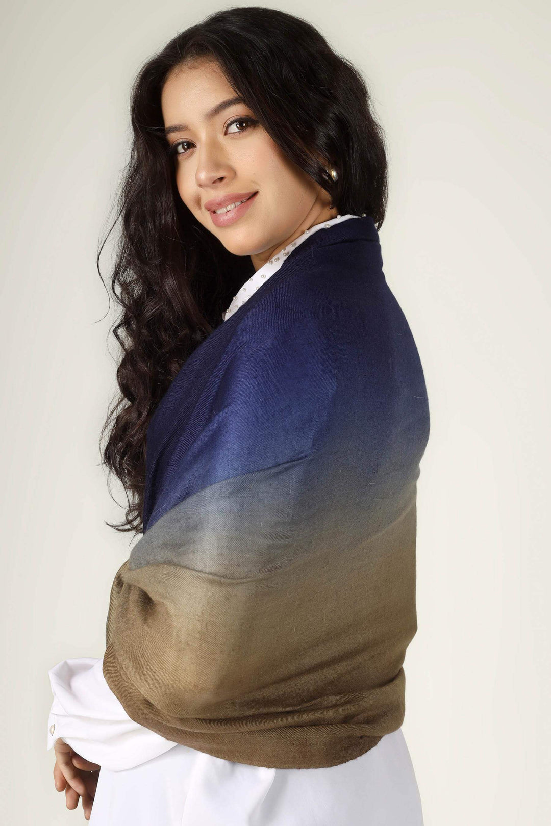 In the vibrant fashion districts of Sydney, from the boutiques of Paddington to the luxury promenades of Double Bay, the Pashmina stole in Sydney is a coveted seasonal staple.