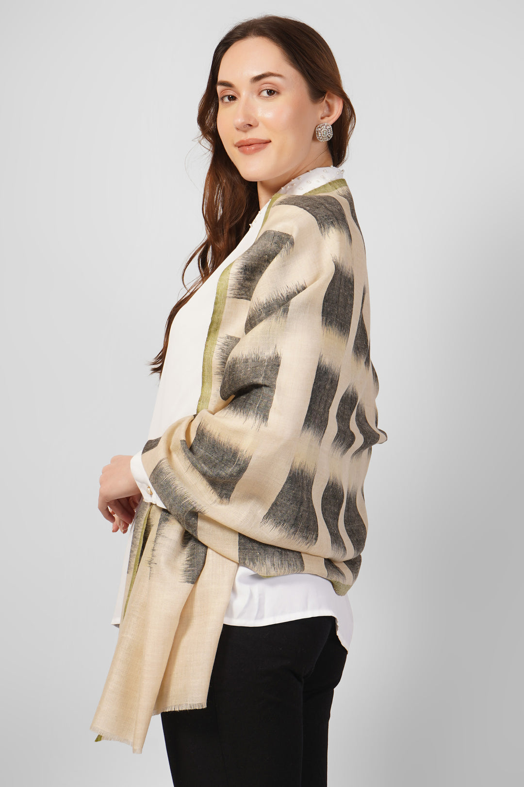 Exclusive Personalized Pashmina Stoles Online – Artistic Modern Brushstroke Design
  Make an modern statement with this custom designer pashmina stole, handwoven in Kashmir from pure, feather-light pashmina wool.