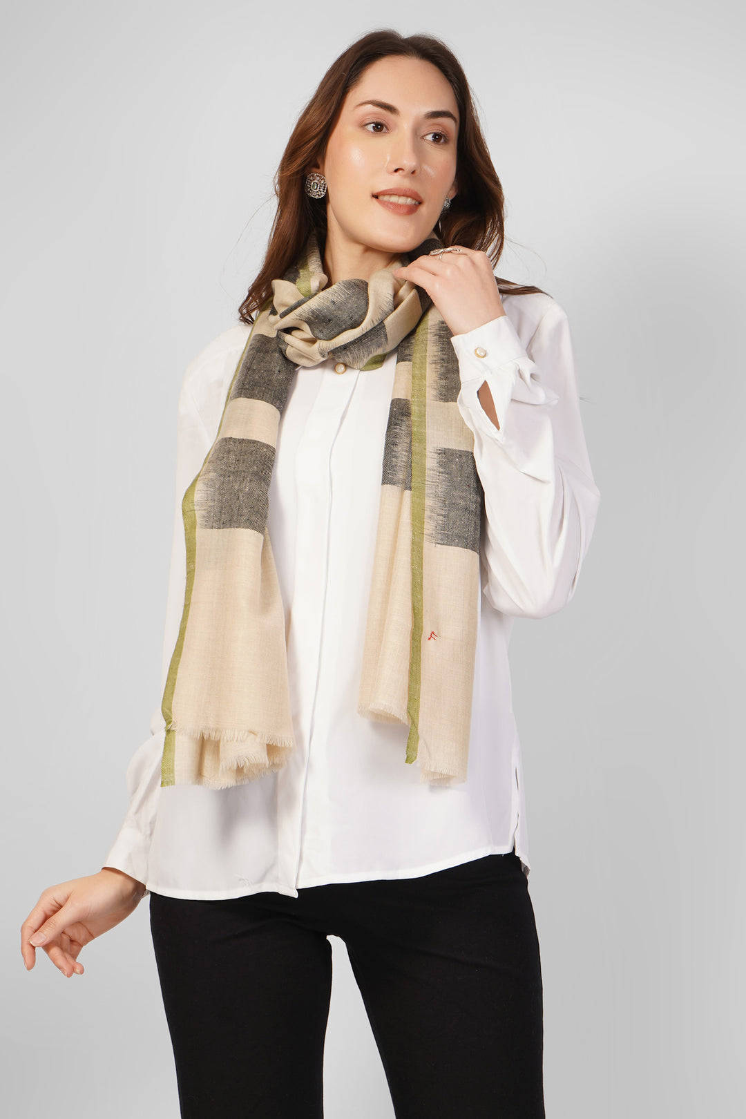 Exclusive Personalized Pashmina Stoles Online – Artistic Modern Brushstroke Design
  Make an modern statement with this custom designer pashmina stole, handwoven in Kashmir from pure, feather-light pashmina wool.