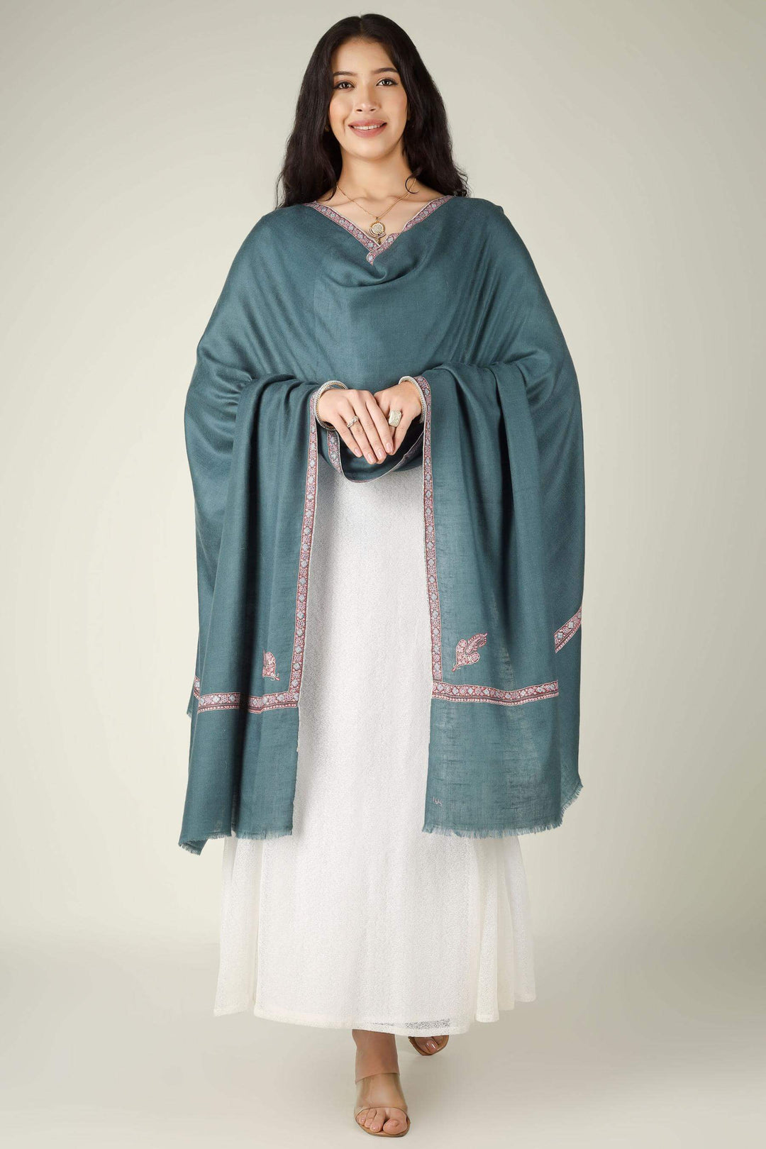 In the high-octane luxury districts of Central and the exclusive residences of The Peak, the Pashmina shawl in Hong Kong is a prized icon of "Quiet Luxury.