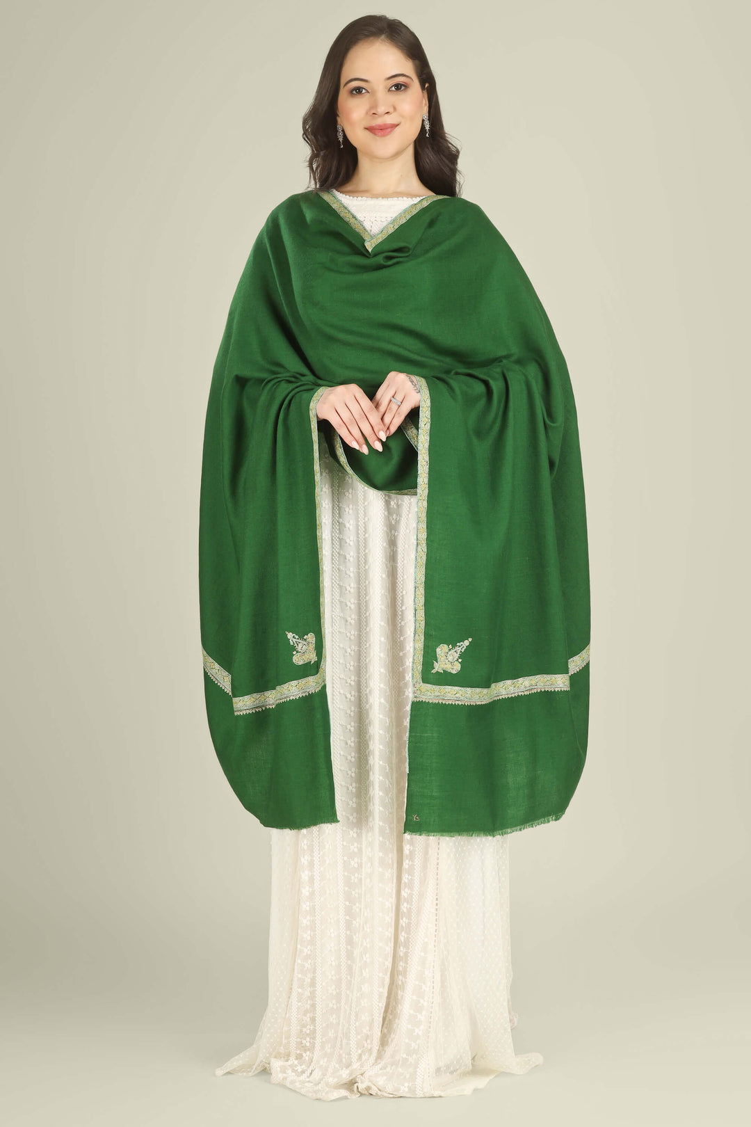 This Green GI Kashmiri Pure Pashmina Nazia Hashidaar Shawl comes in a vibrant emerald base highlighted with Nazia hashidaar borders and a single paisley corner motif, giving a fresh, festive feel while keeping the surface mostly plain for effortless styling.