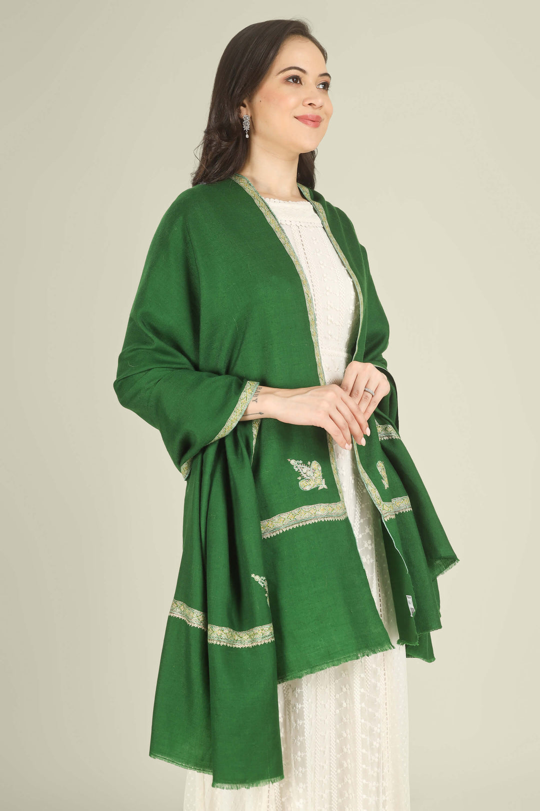 This Green GI Kashmiri Pure Pashmina Nazia Hashidaar Shawl comes in a vibrant emerald base highlighted with Nazia hashidaar borders and a single paisley corner motif, giving a fresh, festive feel while keeping the surface mostly plain for effortless styling.