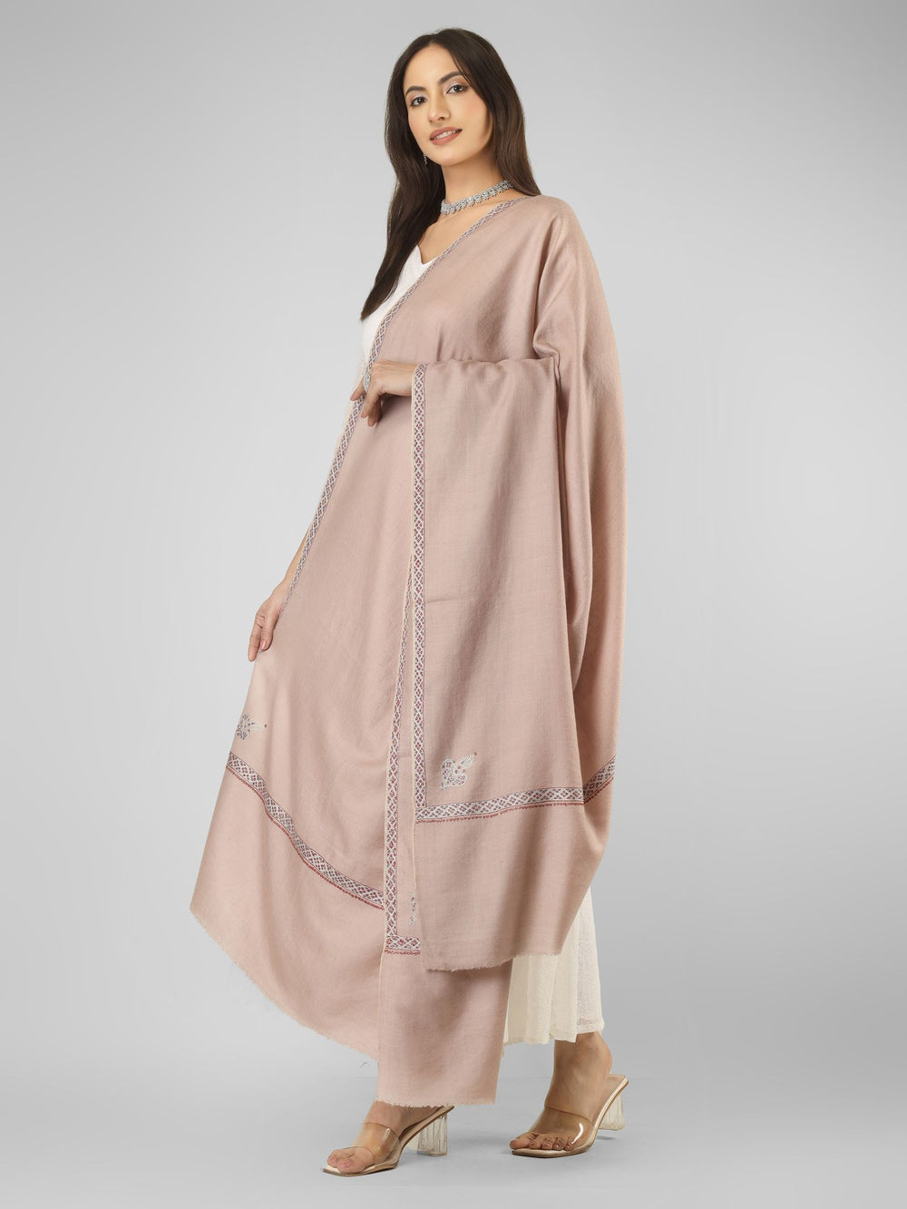 A sophisticated choice for admirers of pashmina shawls in Germany, this blush beige GI pashmina shawl offers export-quality Kashmiri craftsmanship,