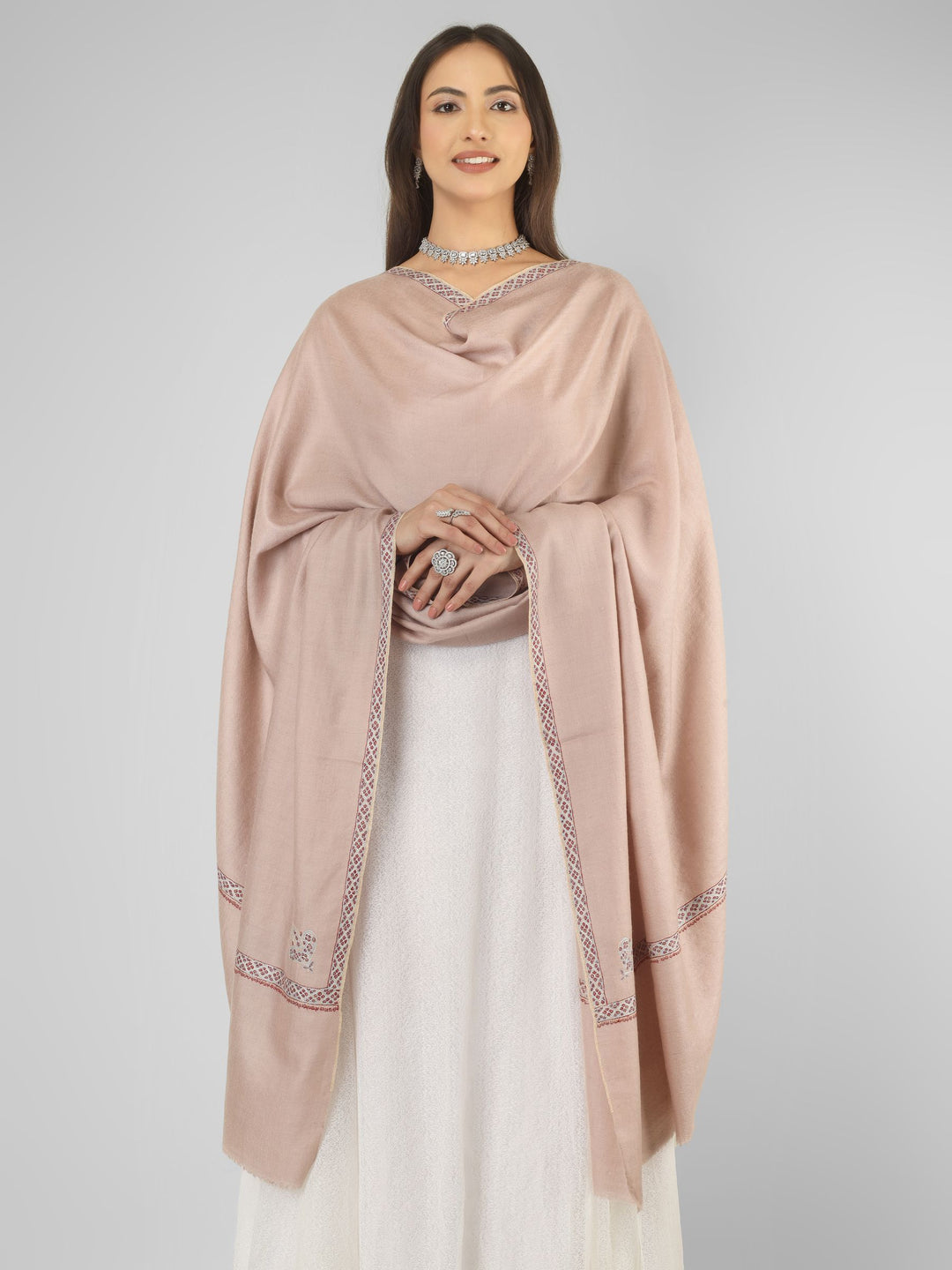 A sophisticated choice for admirers of pashmina shawls in Germany, this blush beige GI pashmina shawl offers export-quality Kashmiri craftsmanship,